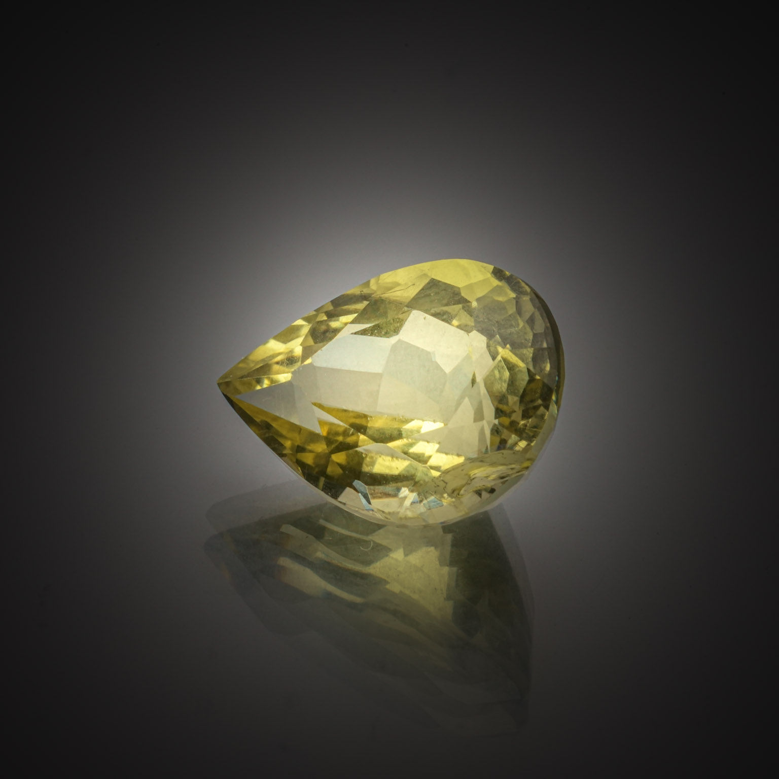 Tourmaline verte rectangulaire sur papier. - Lazuli