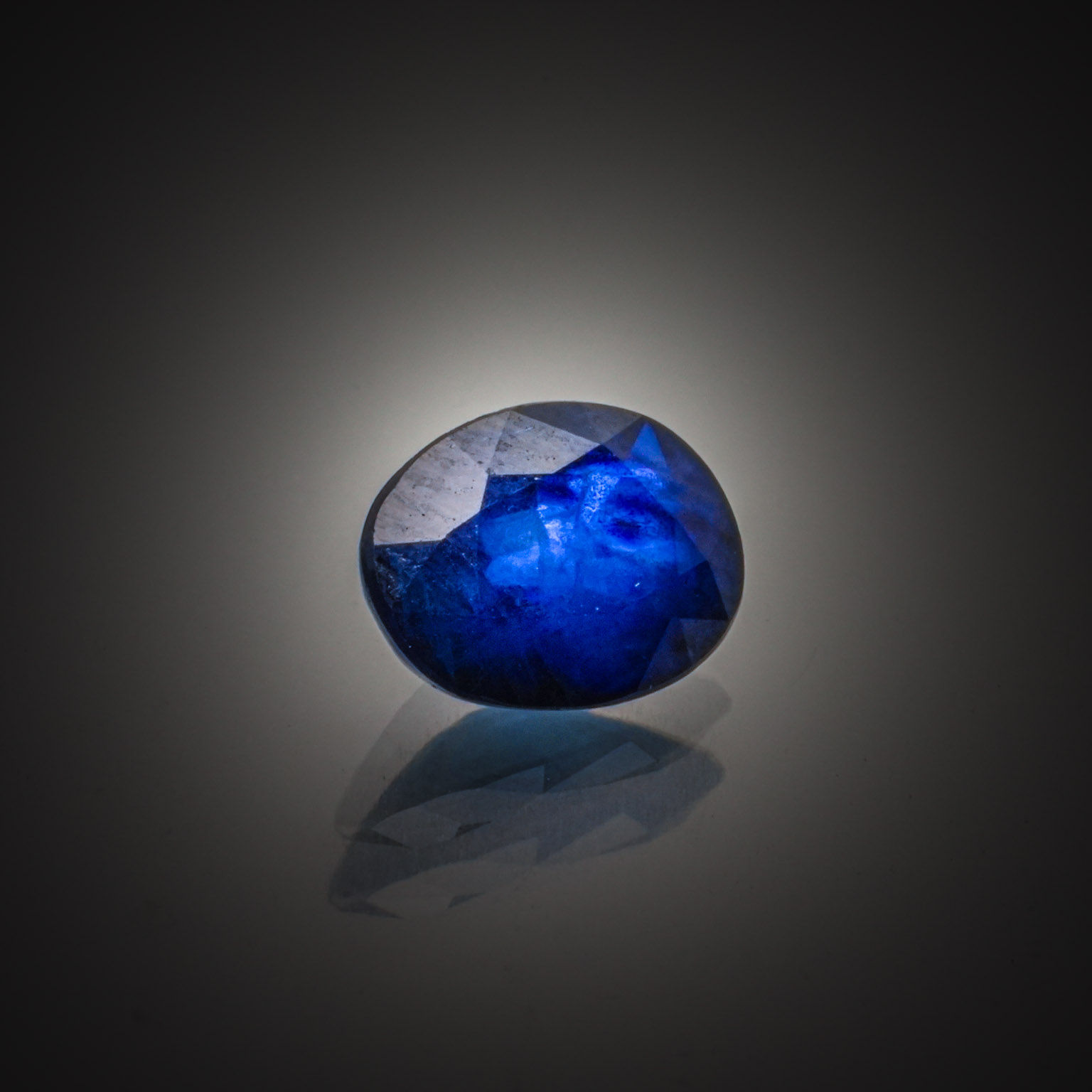 Topaze bleue ovale sur papier. - Lazuli
