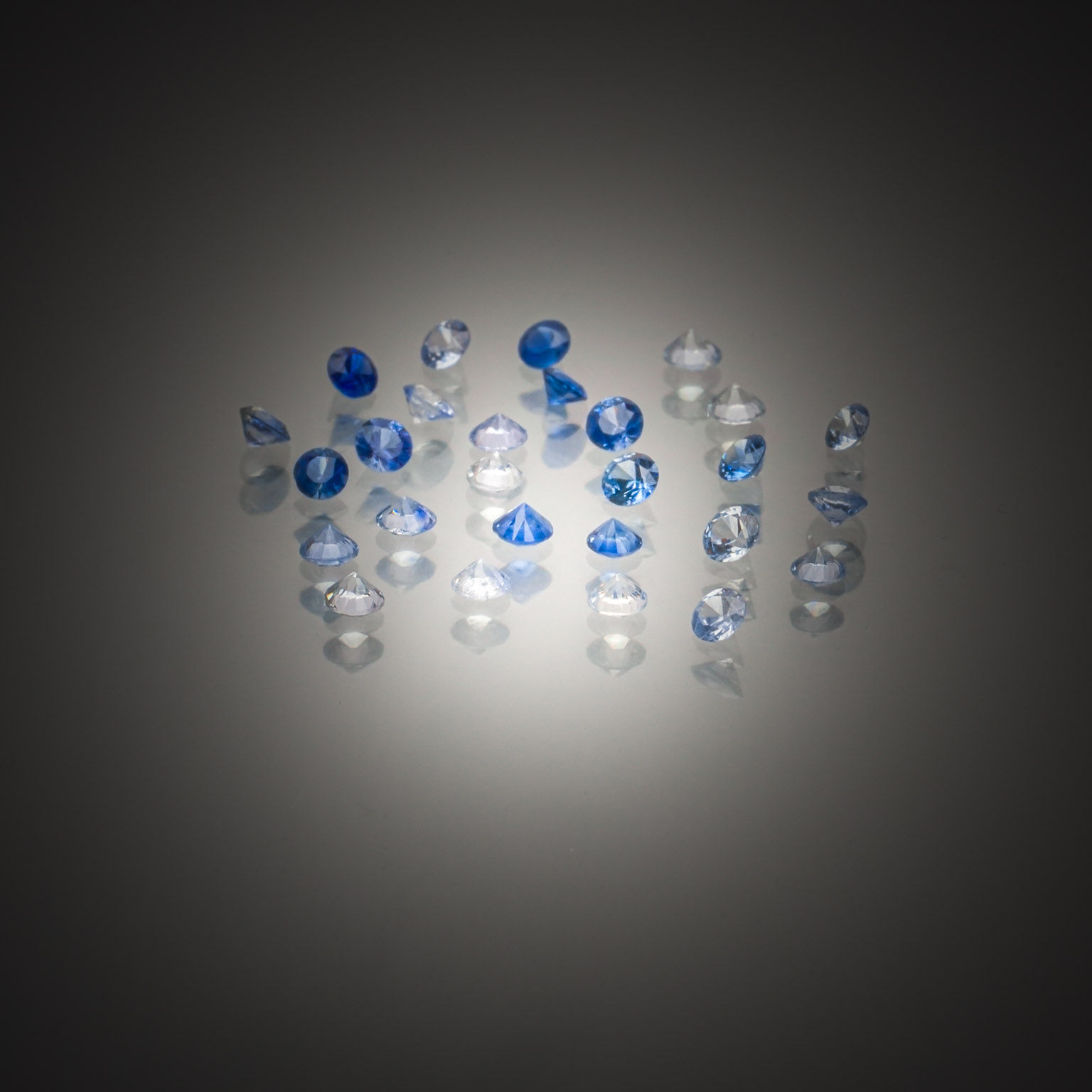 Lot de six saphirs verts et orange sur papier. - Lazuli