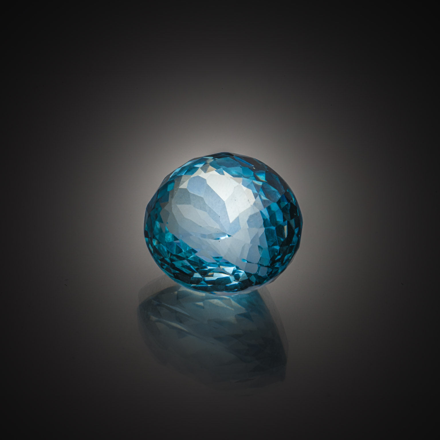 Saphir jaune ovale sur papier. - Lazuli
