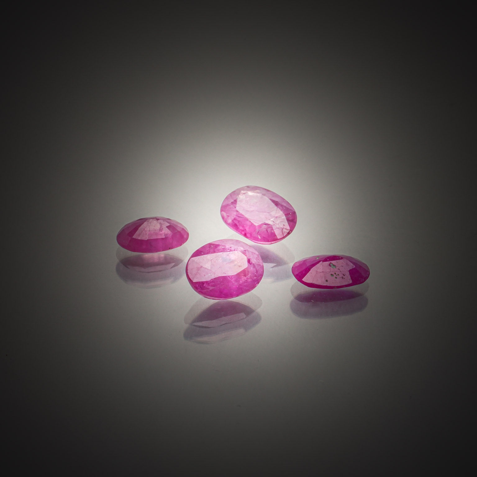 Lot de quatre saphirs ovales sur papier. - Lazuli
