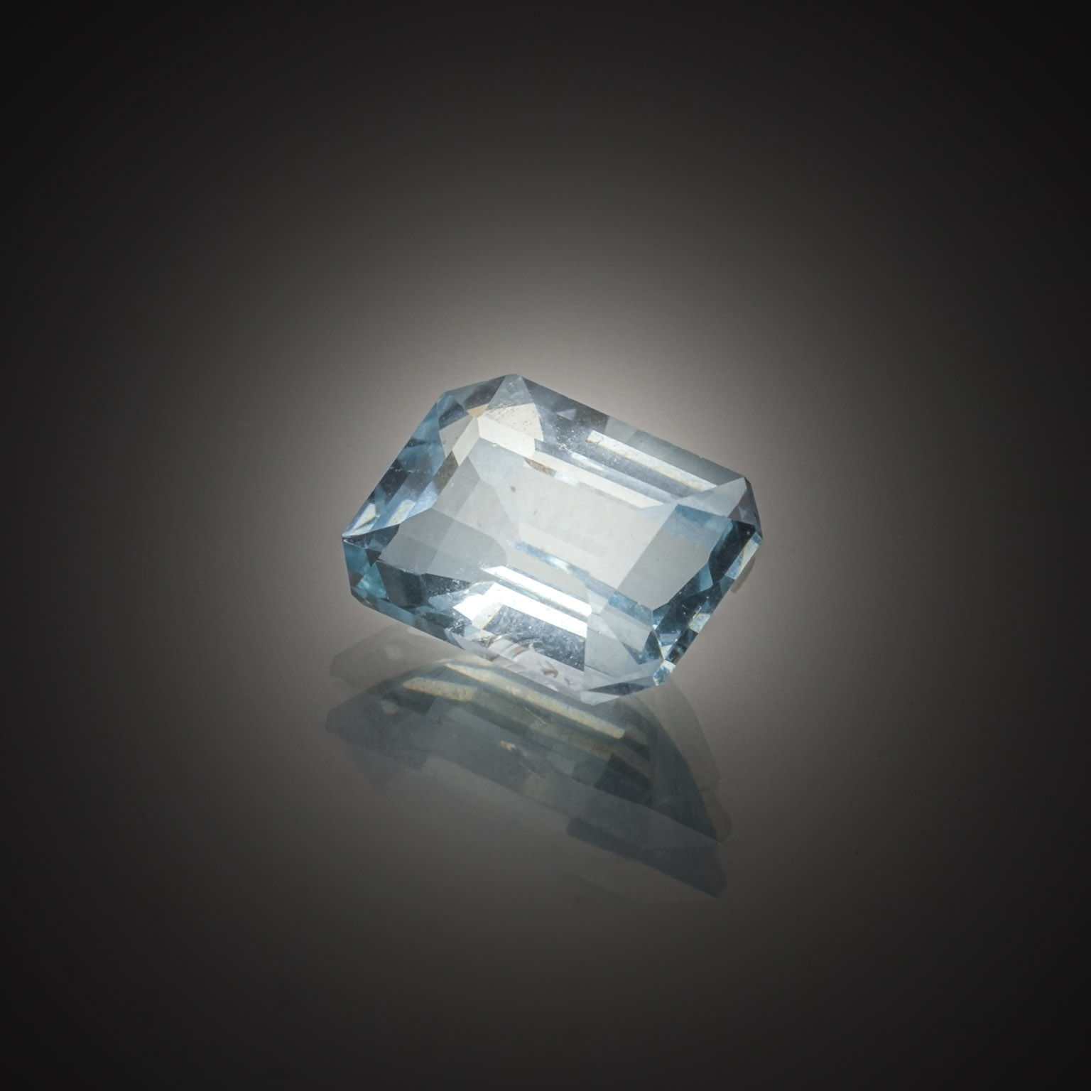 Saphir bleu/vert rectangulaire sur papier. - Lazuli