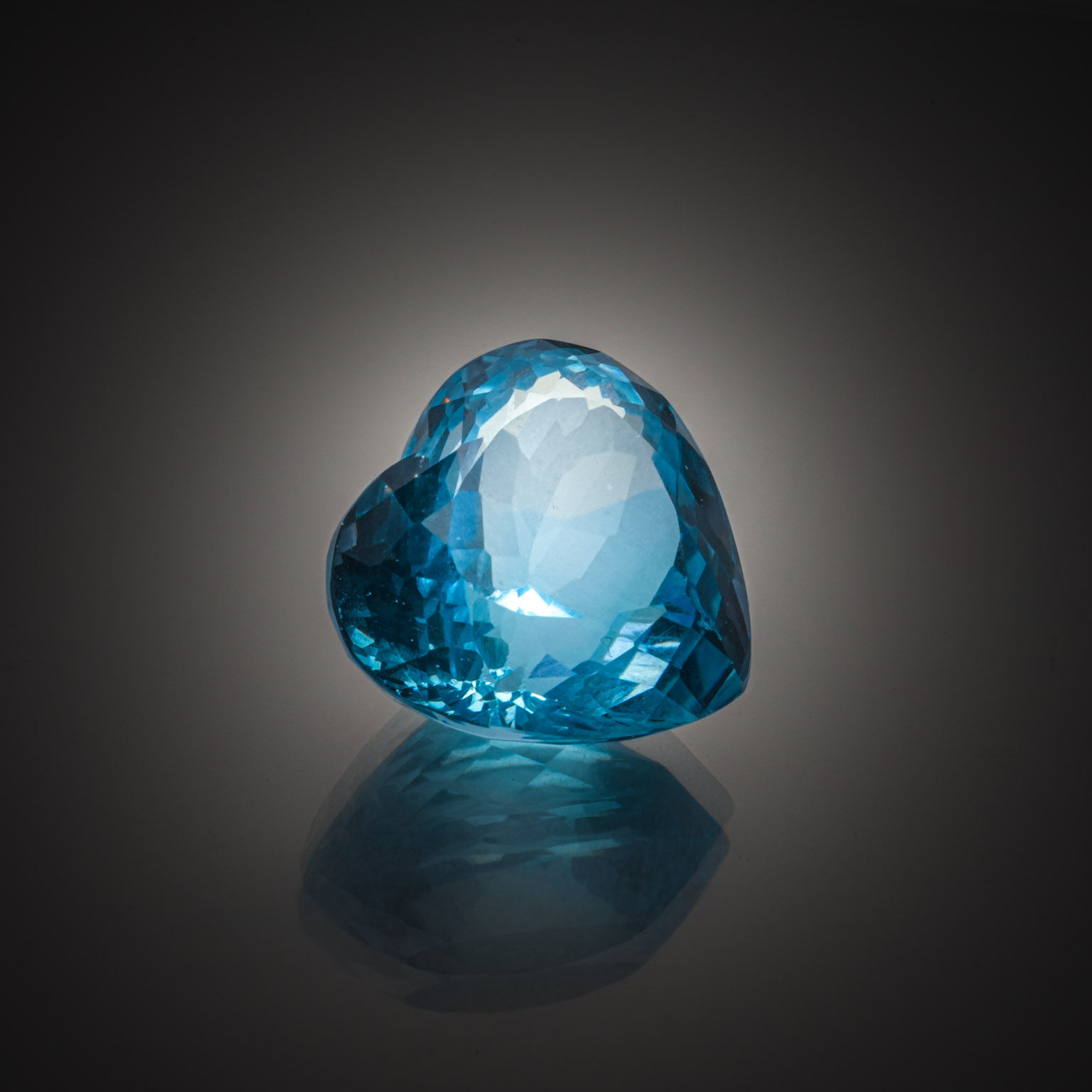 Topaze bleue cœur sur papier. - Lazuli