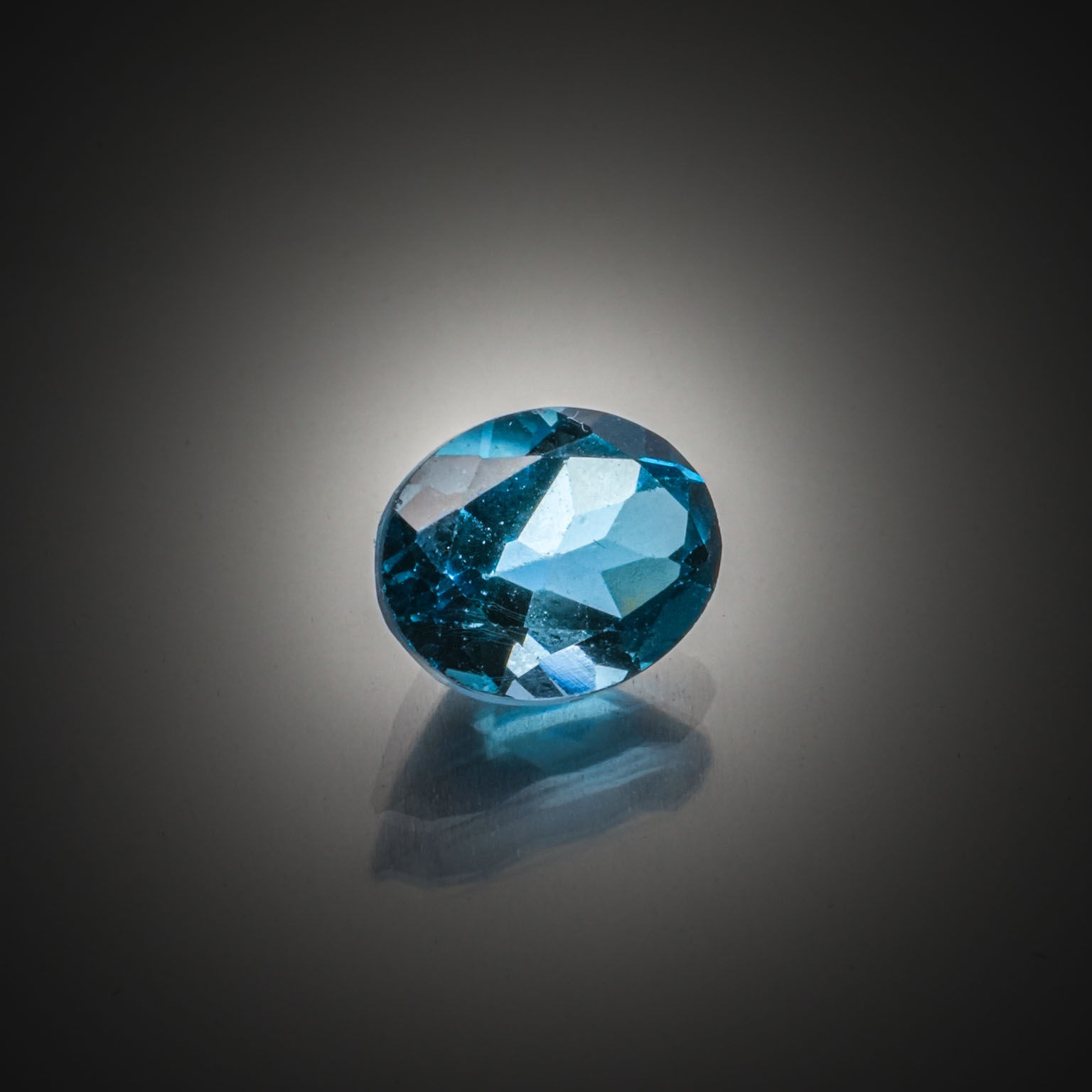 Saphir jaune ovale sur papier. - Lazuli