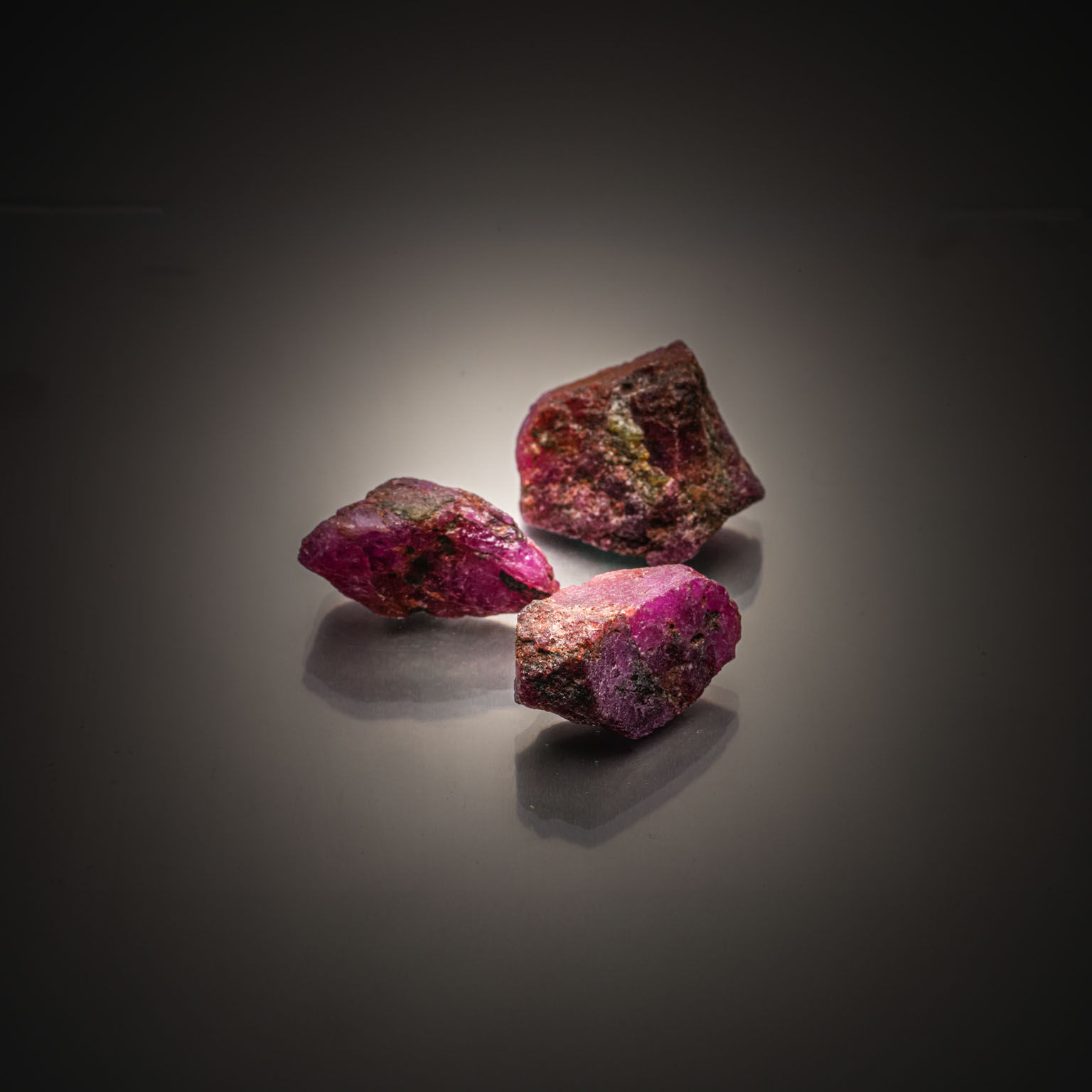 Lot de six saphirs ovales et poires sur papier. - Lazuli