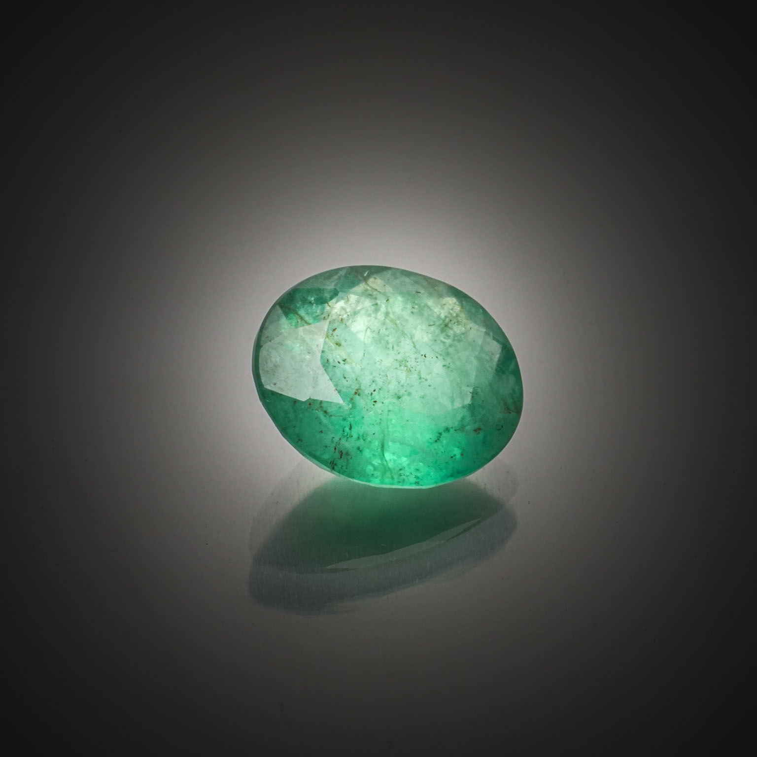 Prehnite ovale cabochon sur papier. - Lazuli