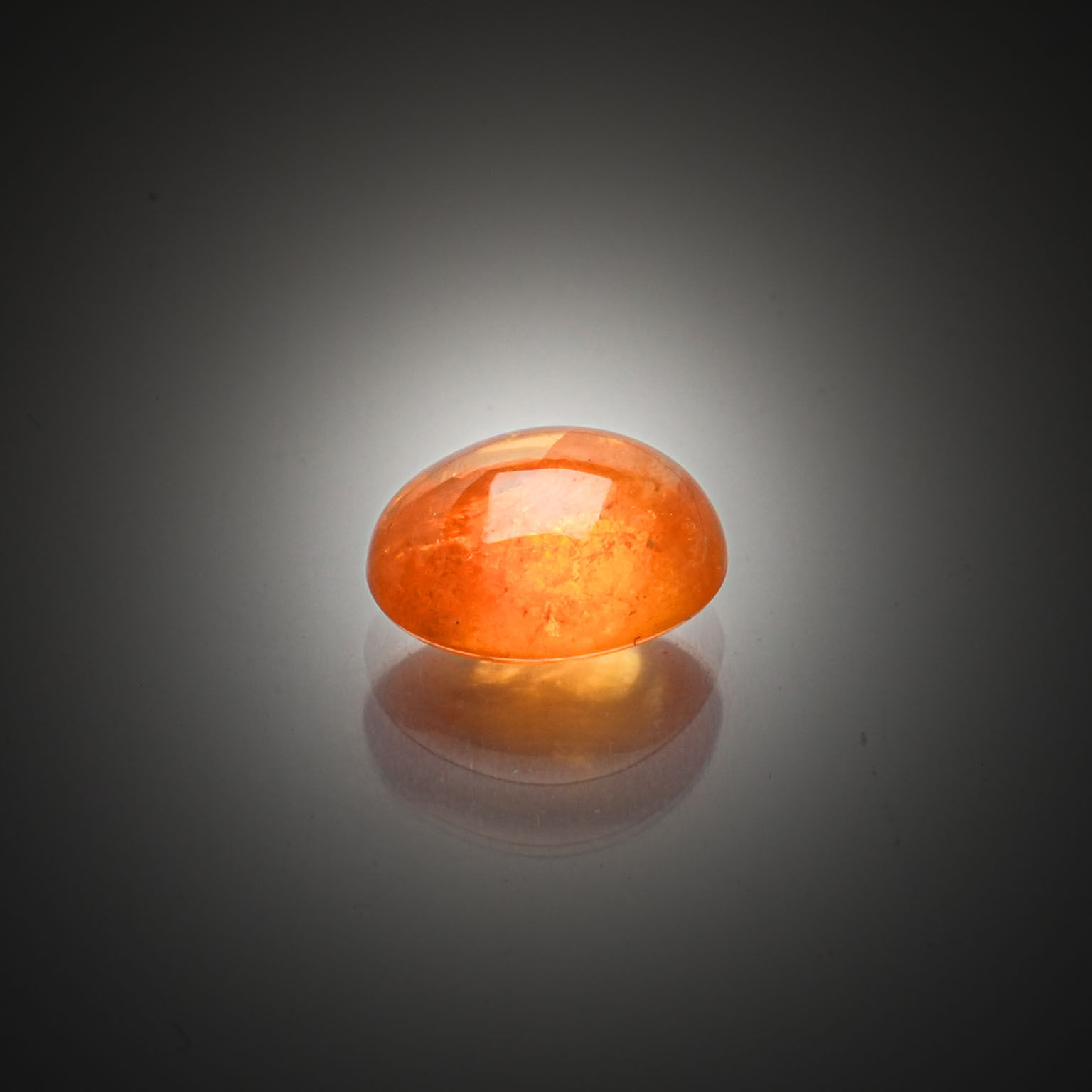 Opale Boulder ovale cabochon sur papier. - Lazuli
