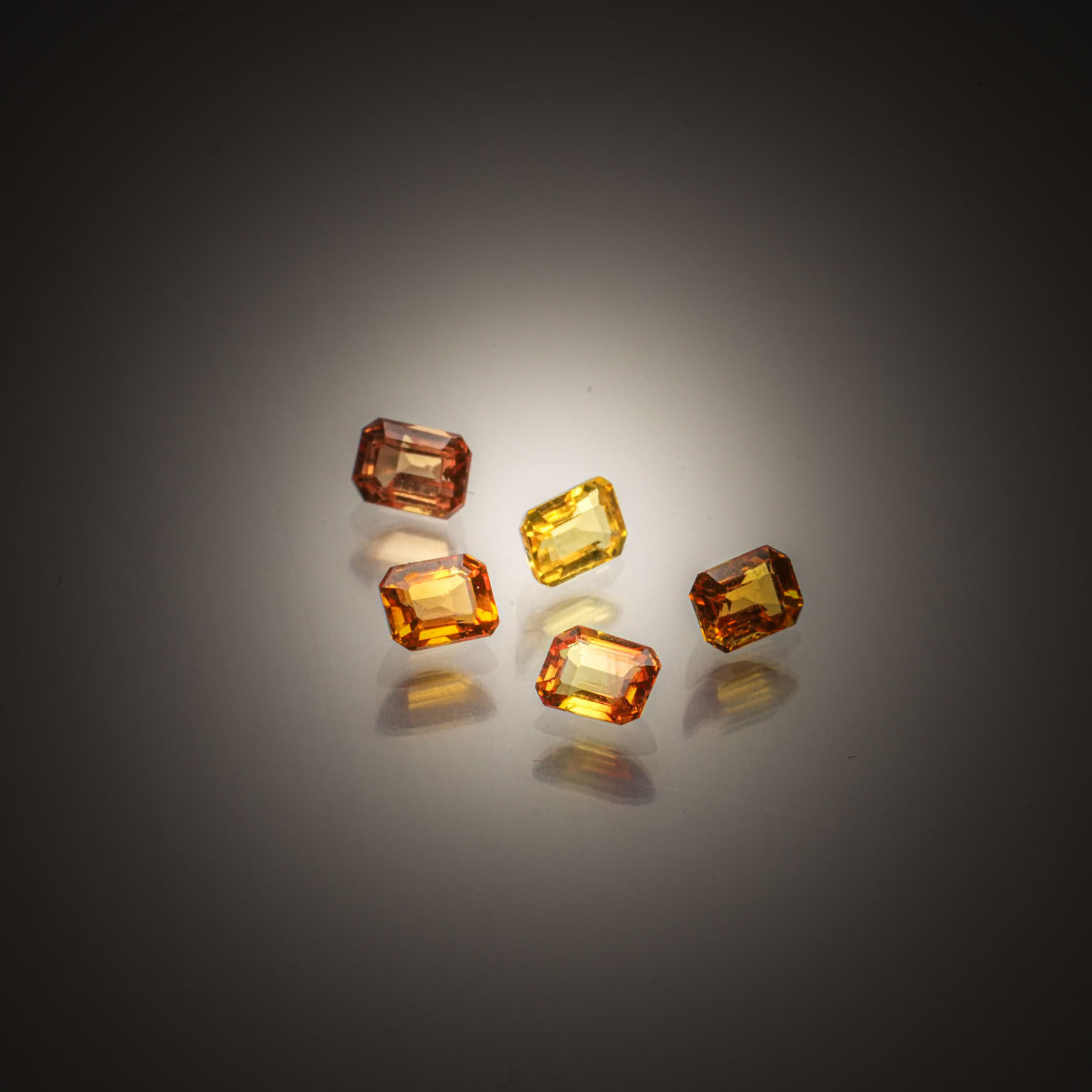 Lot de six tourmalines vertes rectangulaires sur papier. - Lazuli
