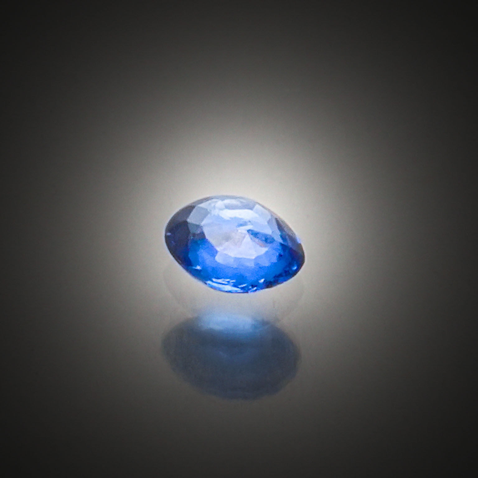 Spinelle bleu cobalt ovale sur papier. - Lazuli
