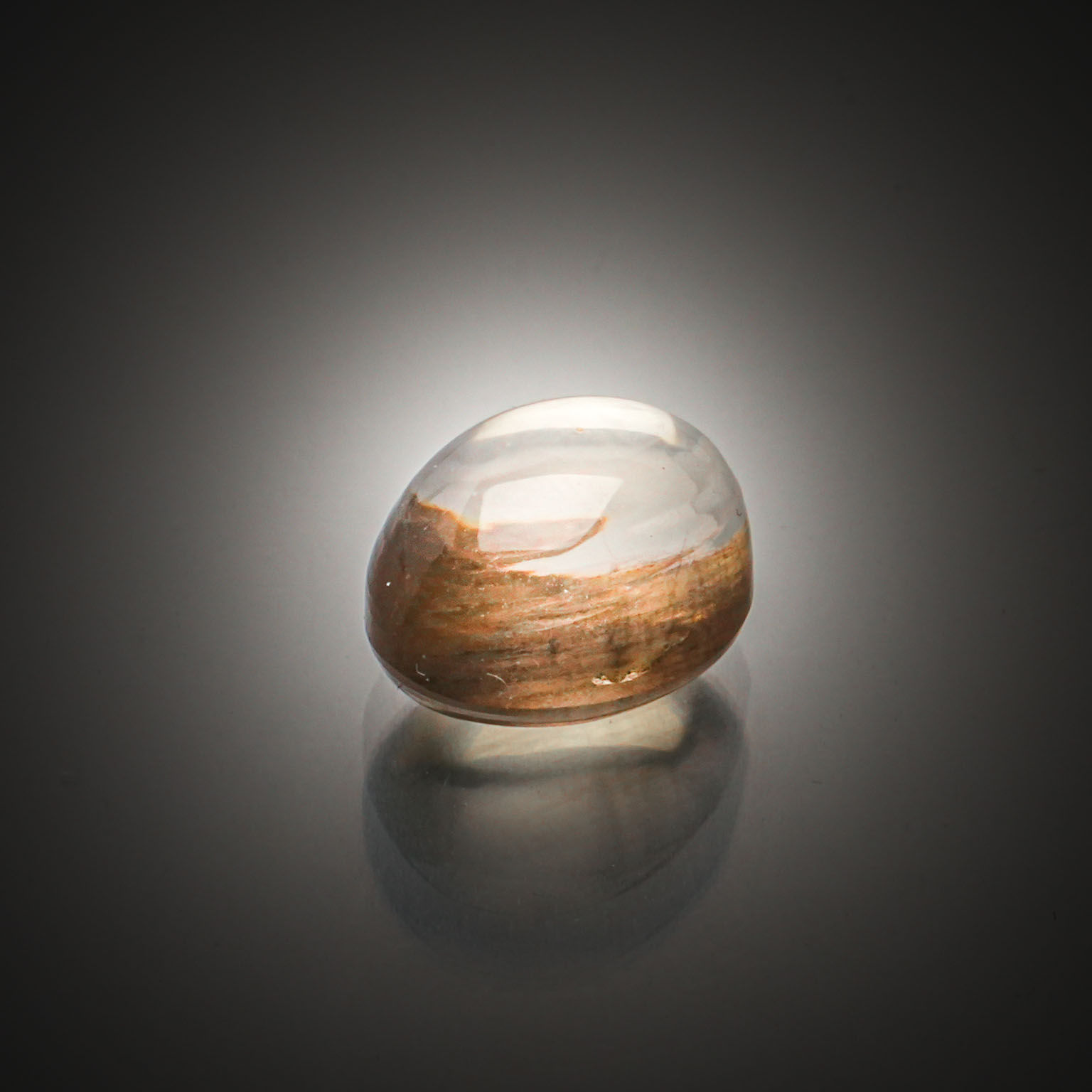 Opale Boulder ovale cabochon sur papier. - Lazuli