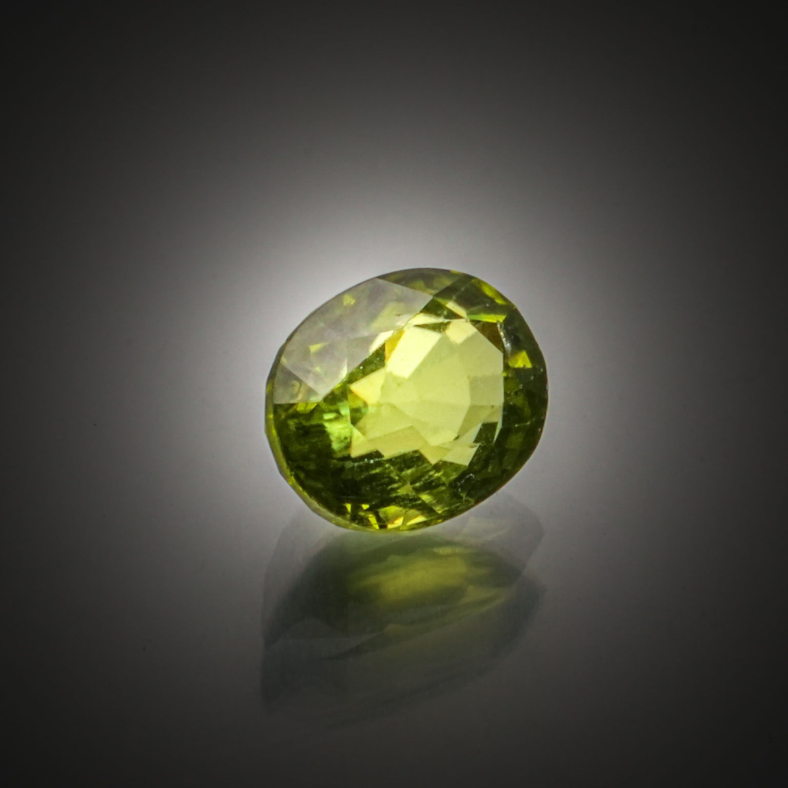 Saphir jaune coussin sur papier. - Lazuli