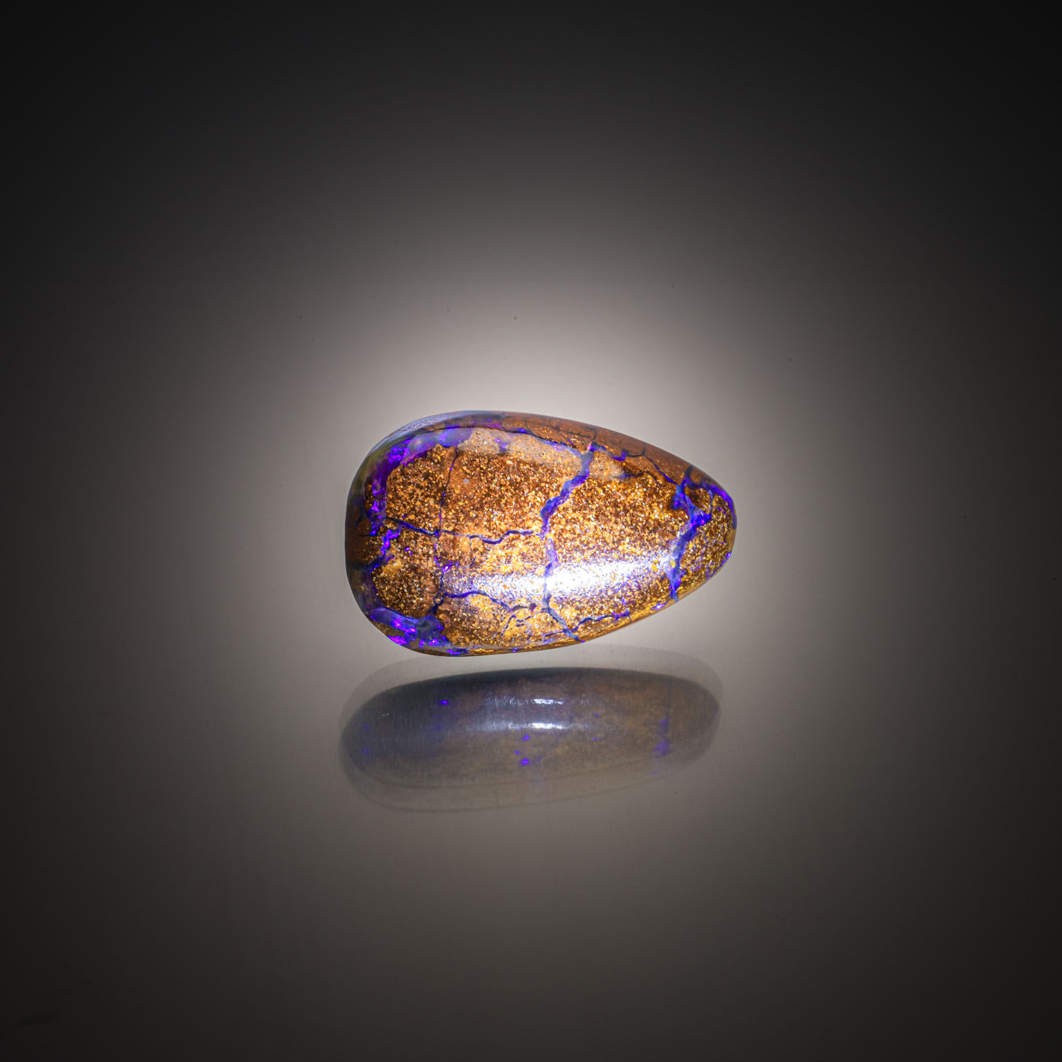 Rhodonite poire sur papier. - Lazuli