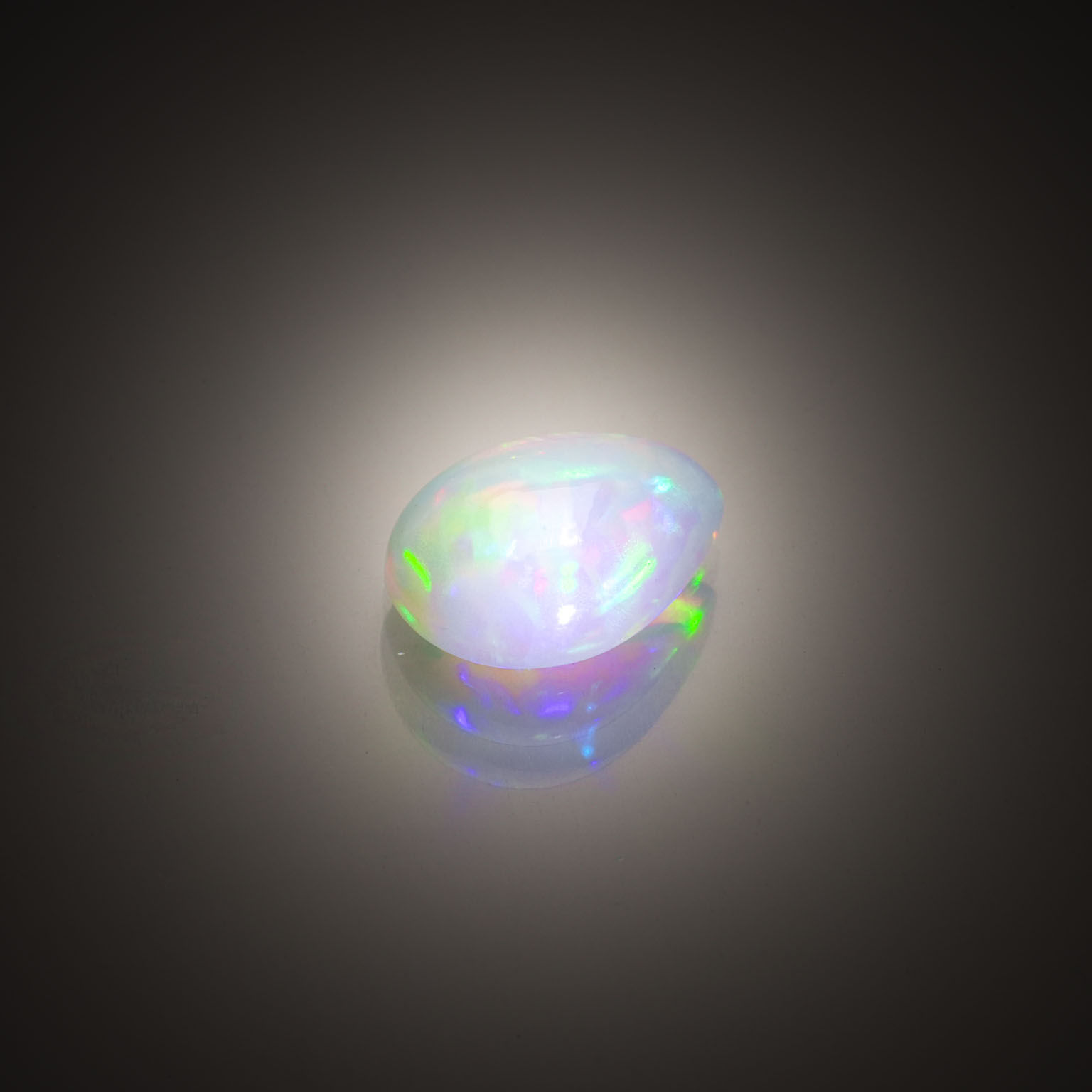 Opale poire cabochon sur papier. - Lazuli