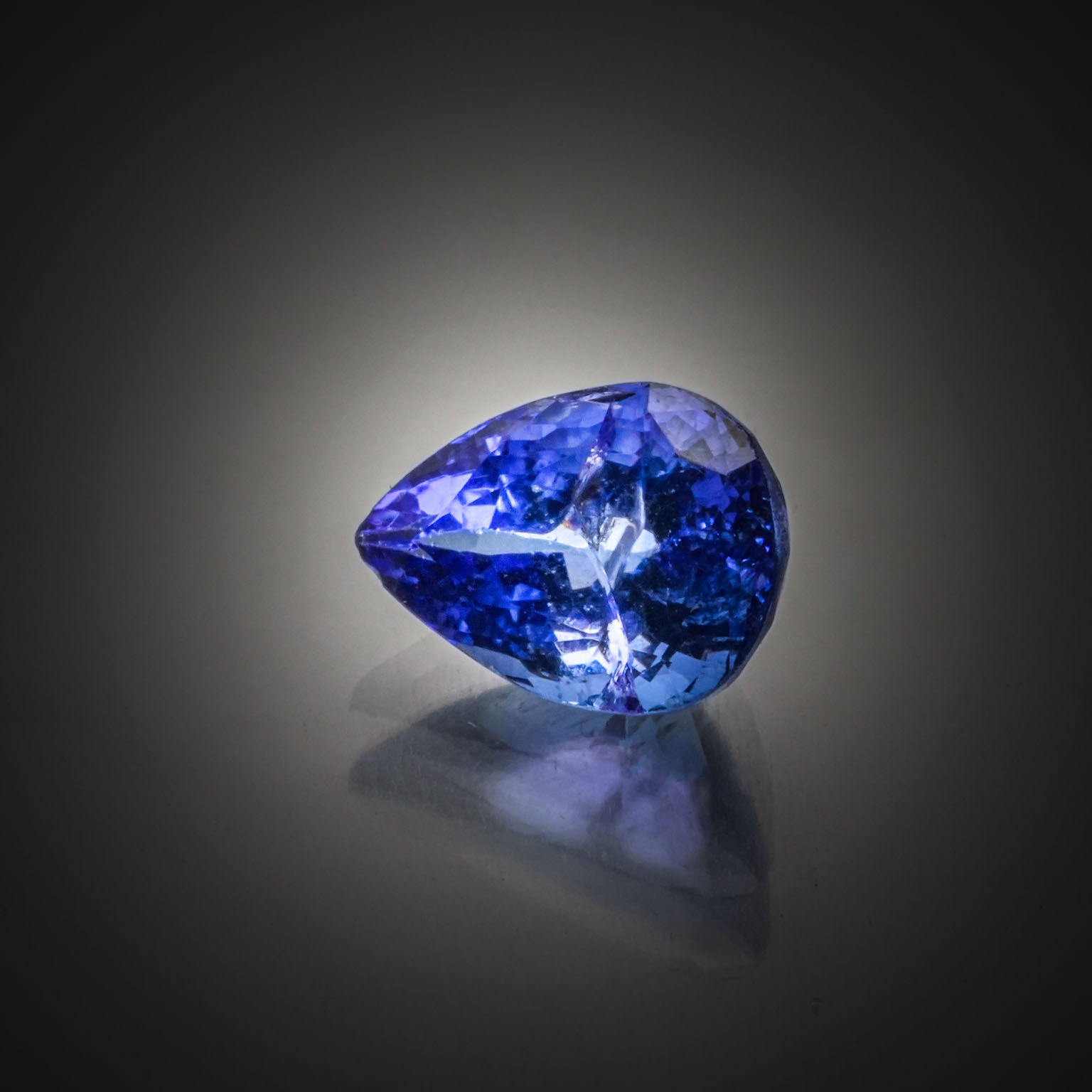 Améthyste ovale cabochon sur papier. - Lazuli
