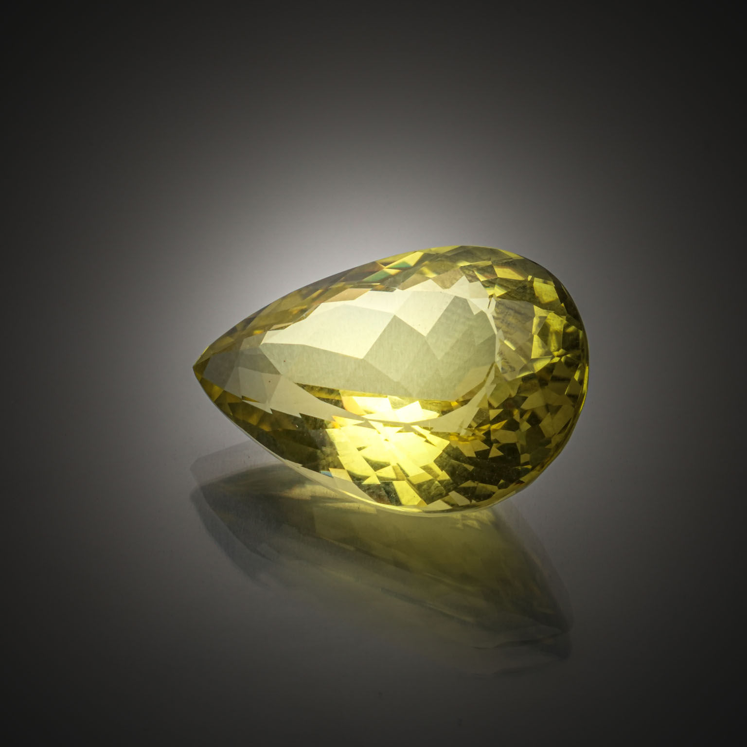 Grenat tsavorite ovale sur papier. - Lazuli