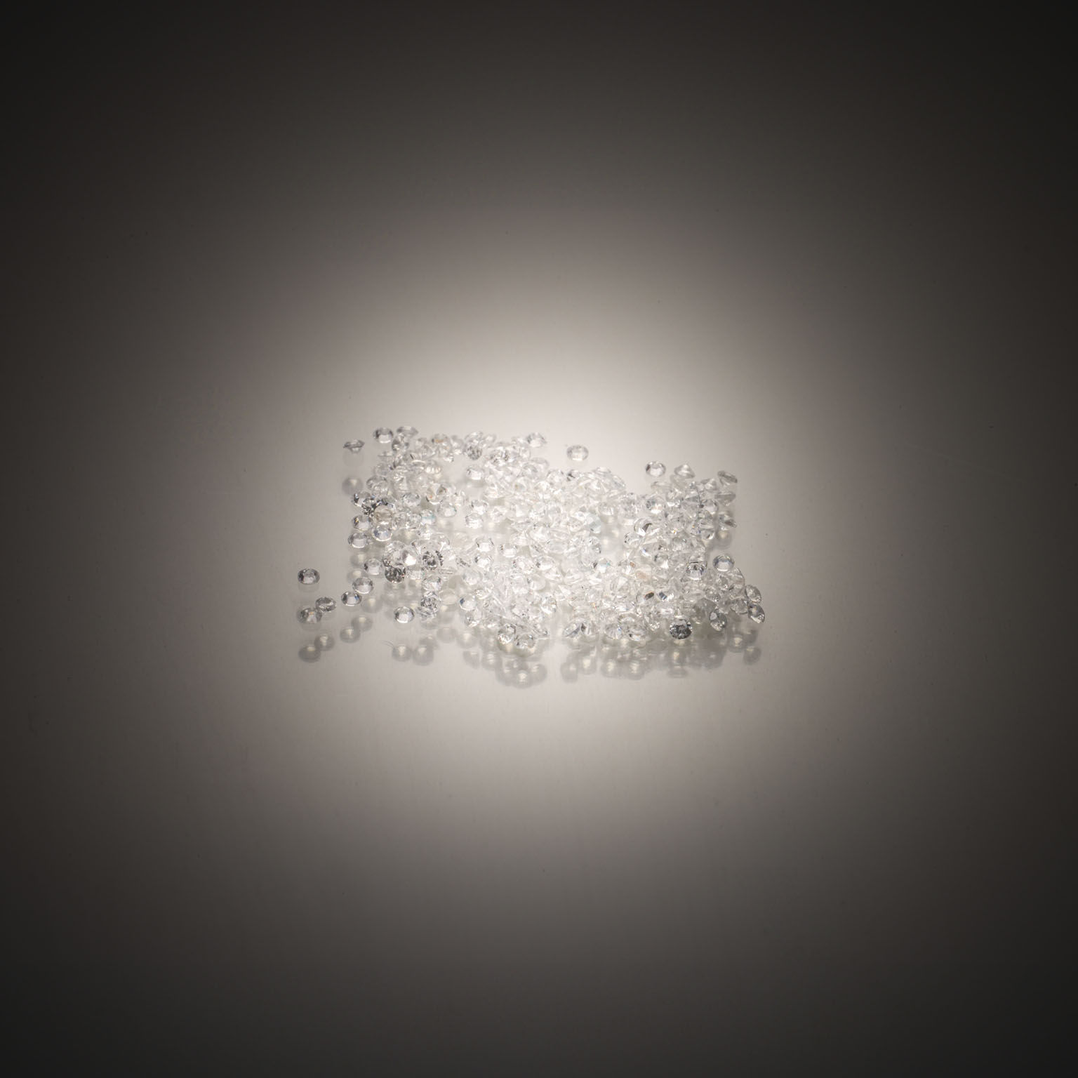 Lot de saphirs blancs ronds sur papier. - Lazuli