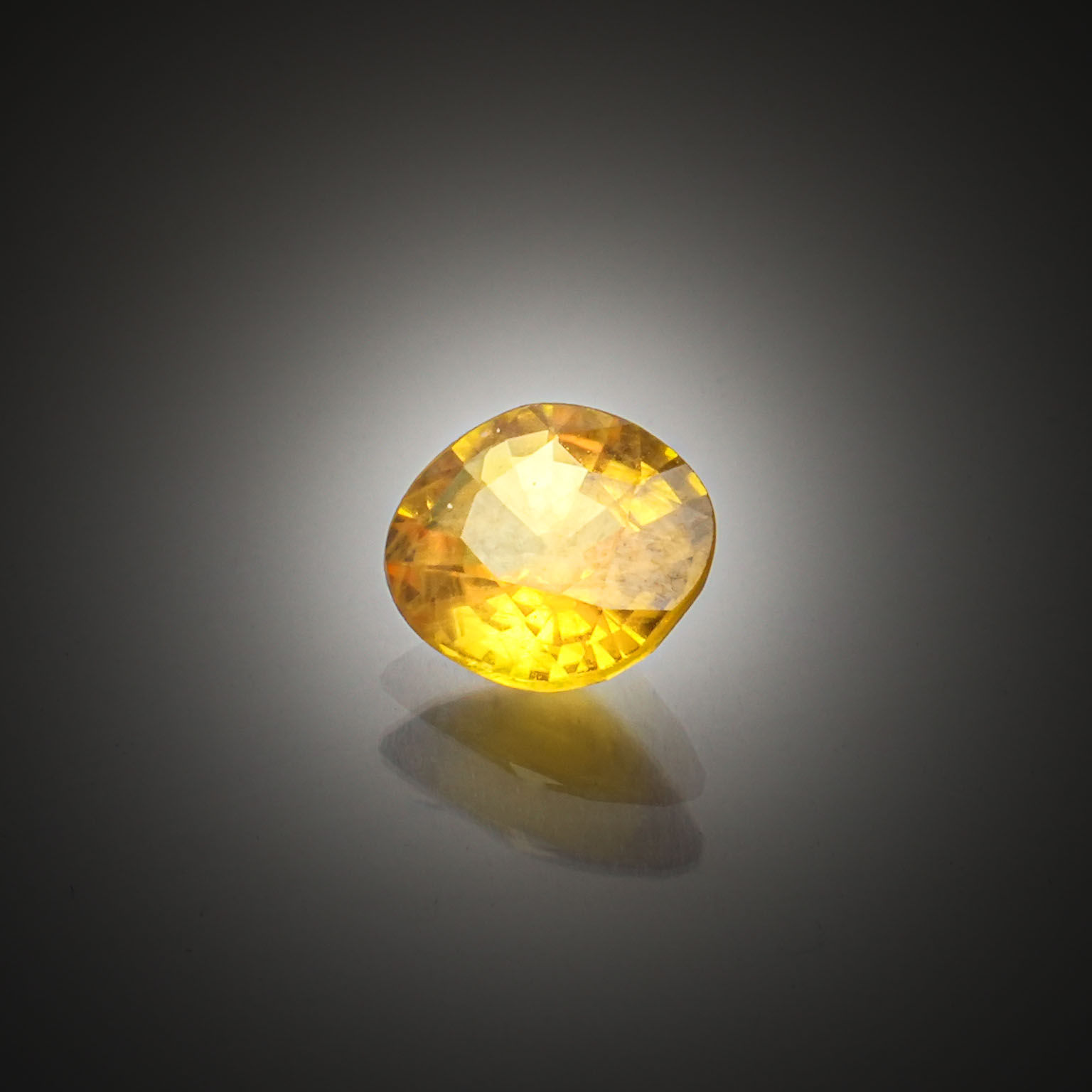 Saphir jaune coussin sur papier. - Lazuli