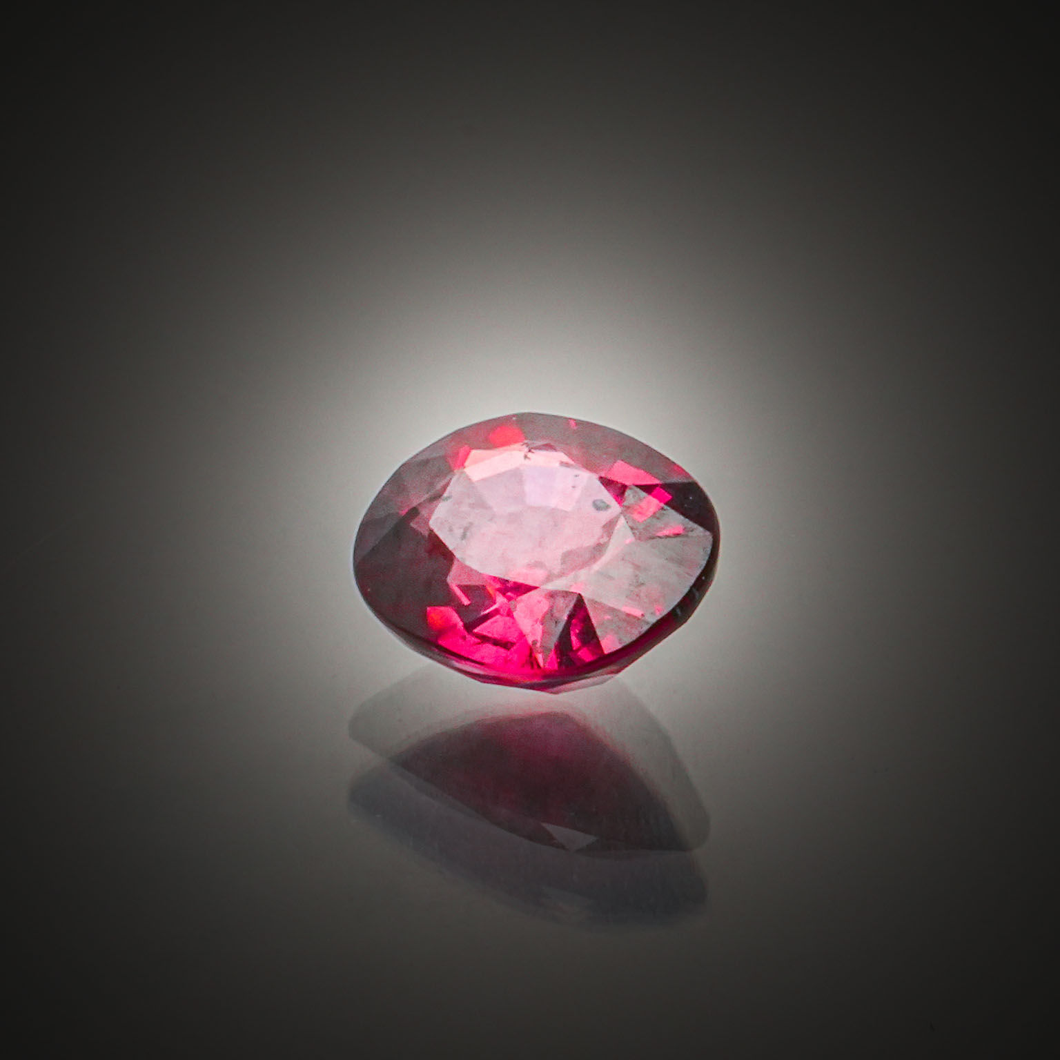 Grenat rhodolite ovale sur papier. - Lazuli