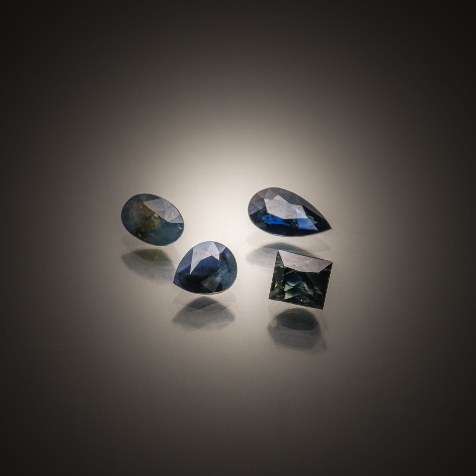Opale poire cabochon sur papier. - Lazuli