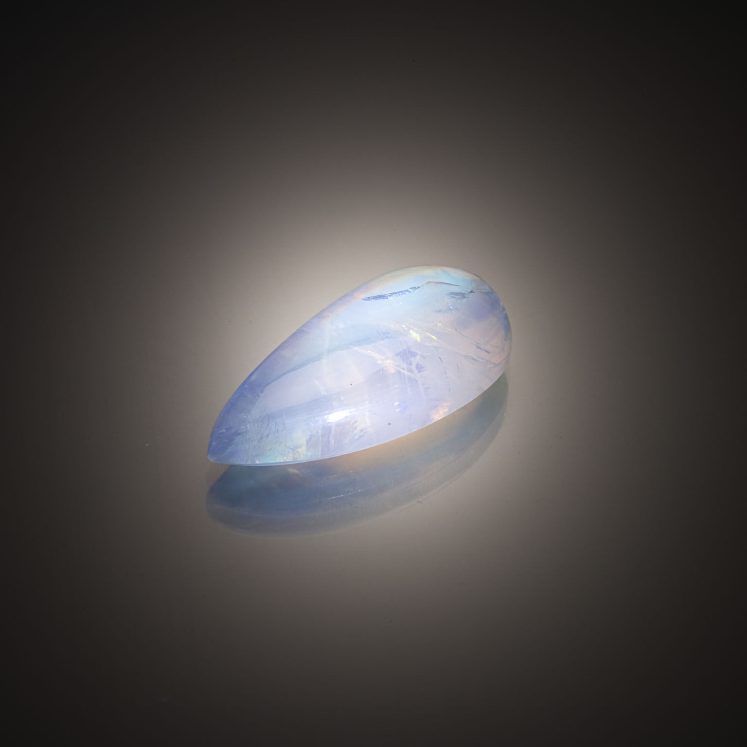 Tourmaline verte poire sur papier. - Lazuli