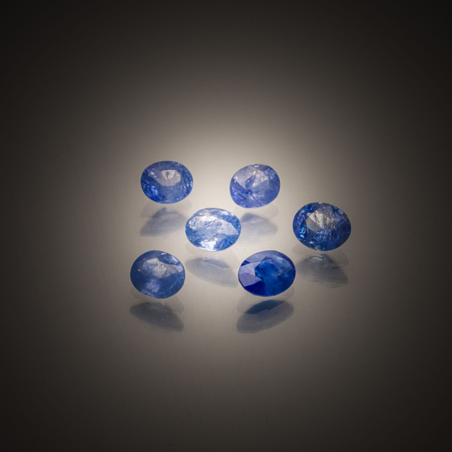 Lot de six saphirs ovales sur papier. - Lazuli