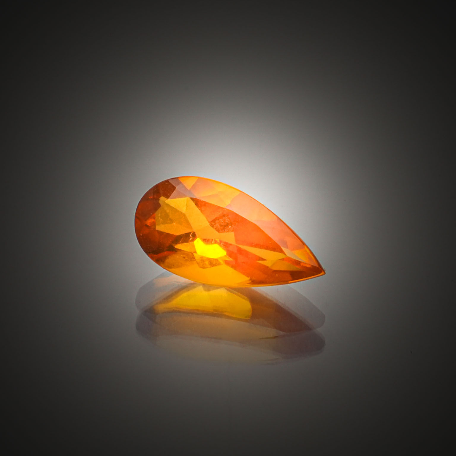Opale de feu poire sur papier. - Lazuli