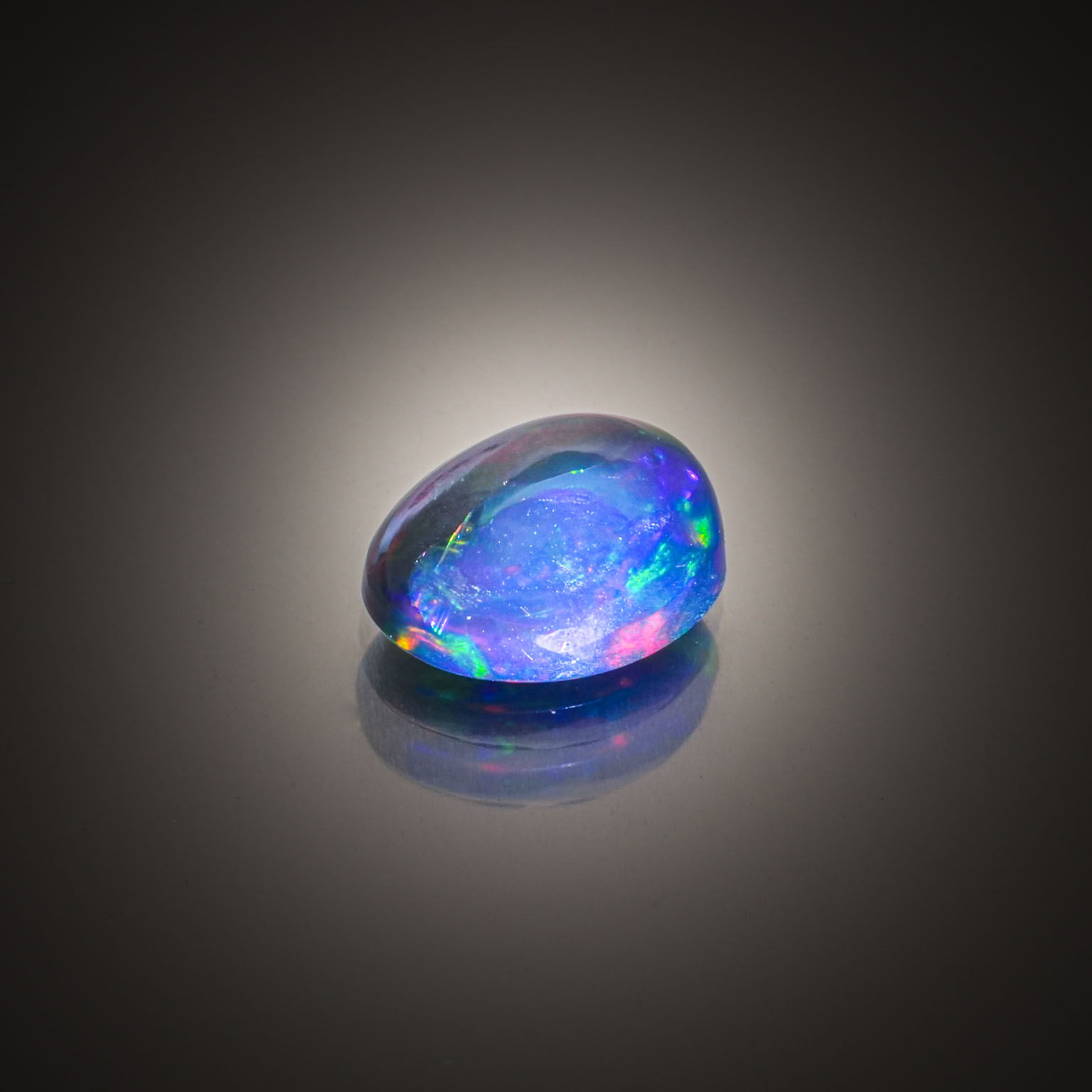 Saphir brut sur papier. - Lazuli