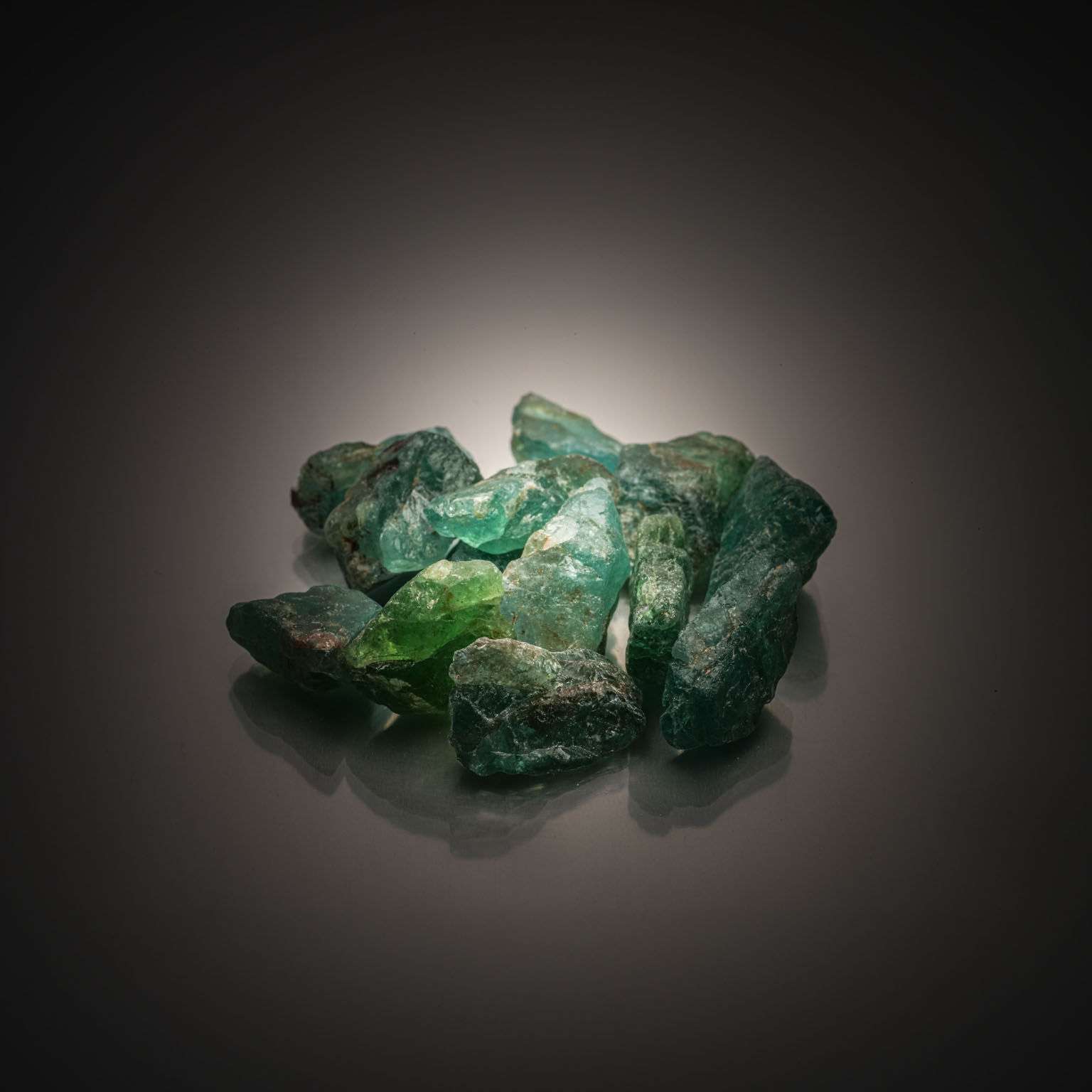 Péridot ovale sur papier. - Lazuli