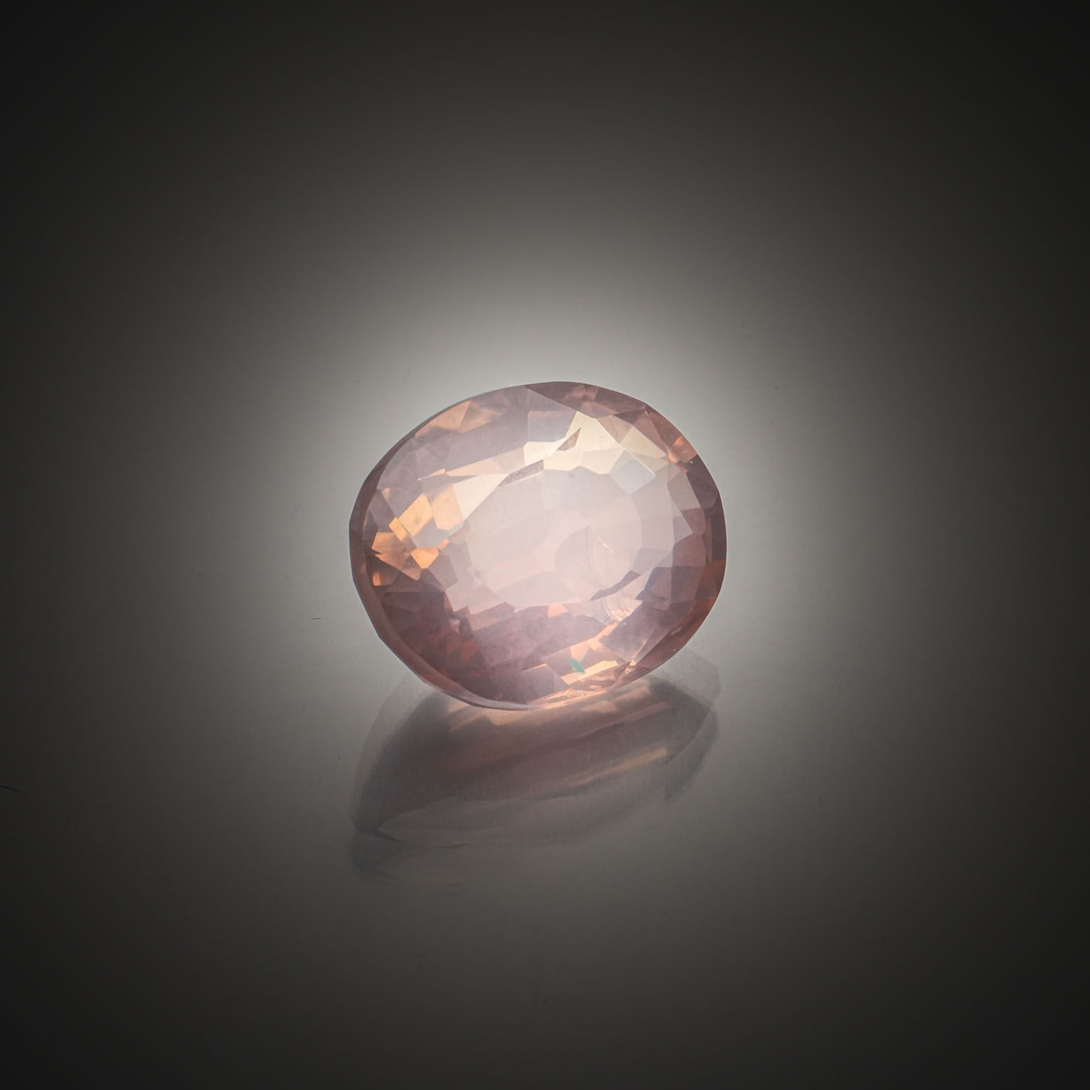 Saphir rose poire cabochon sur papier. - Lazuli