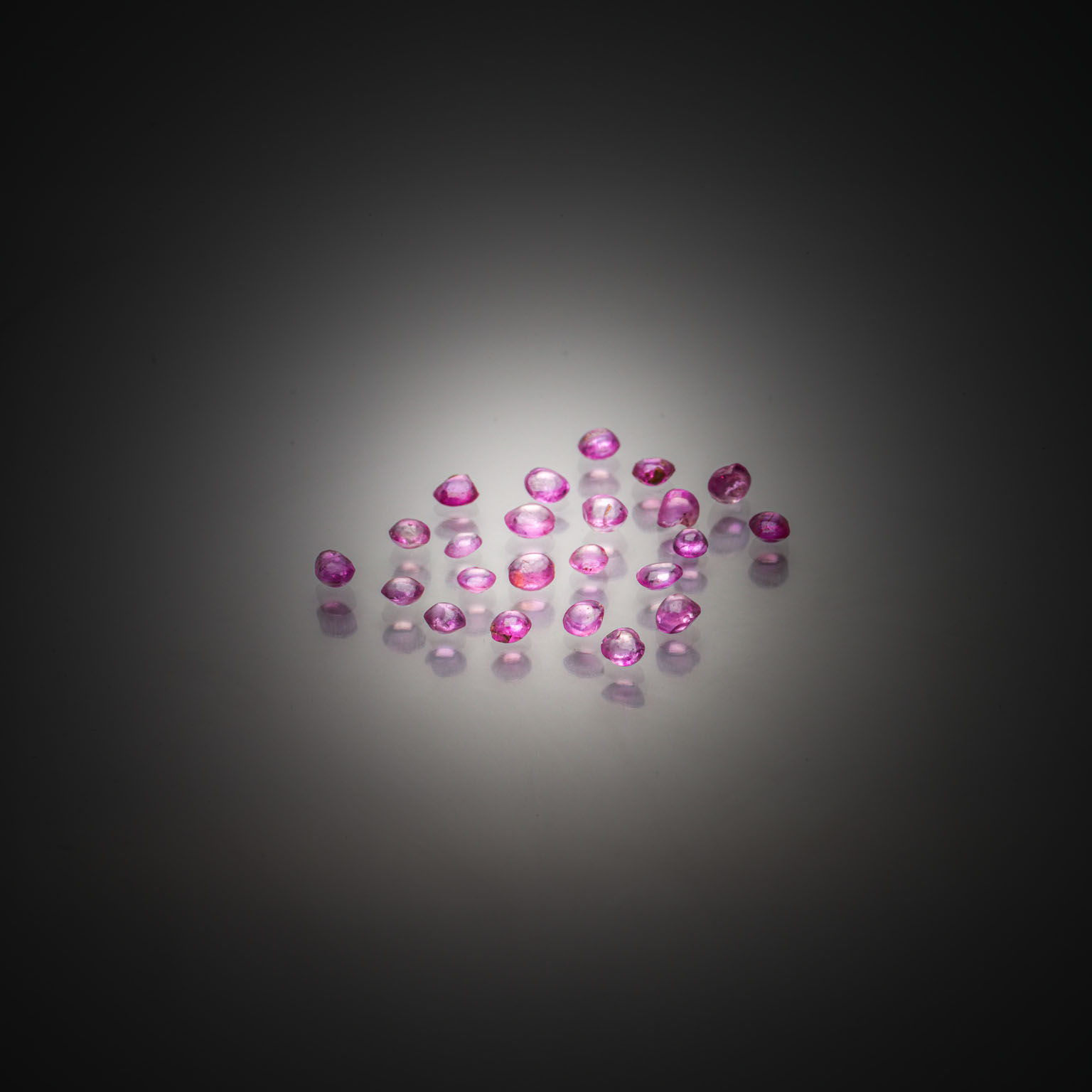 Lot de cinq saphirs marquises sur papier. - Lazuli