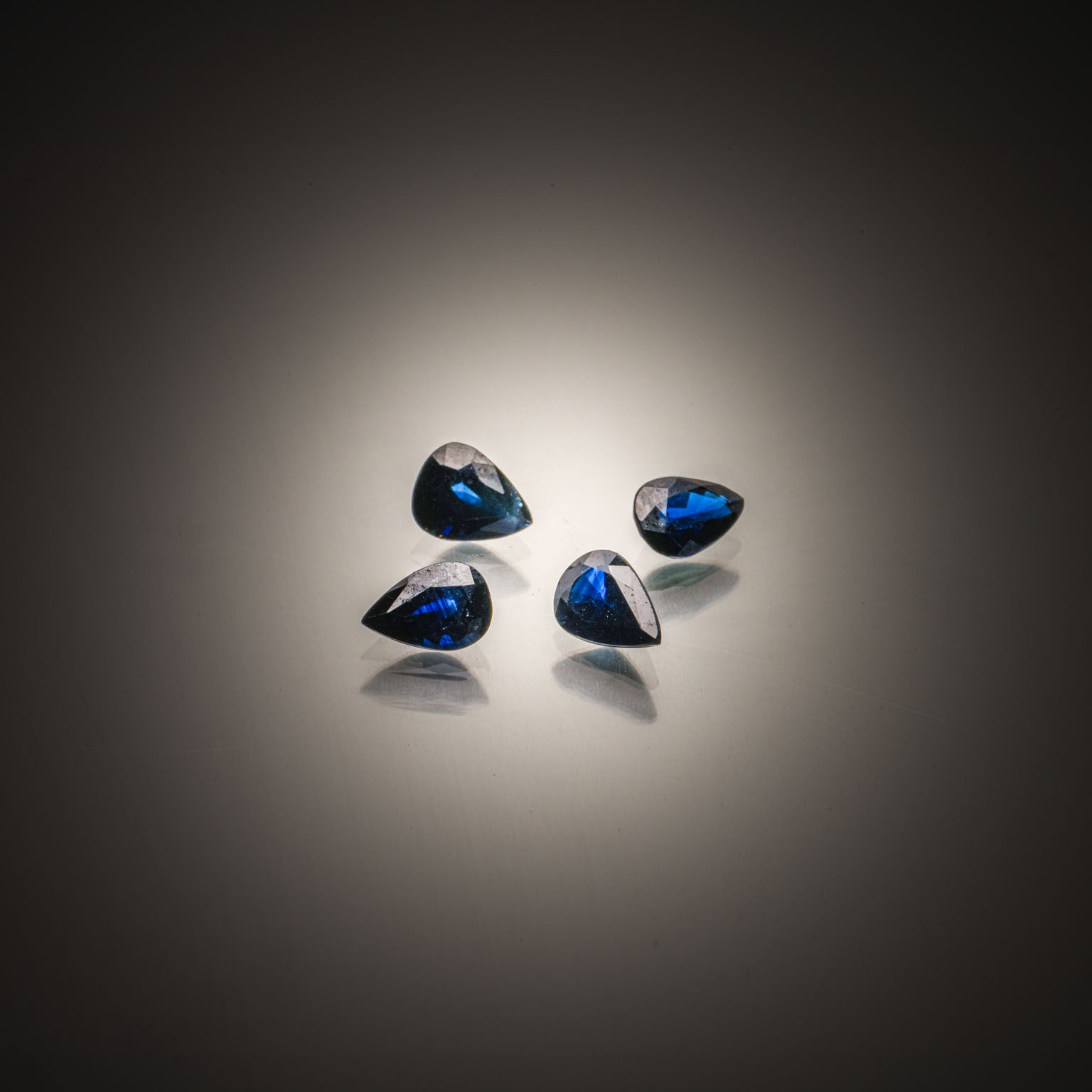 Opale Boulder cabochon sur papier. - Lazuli