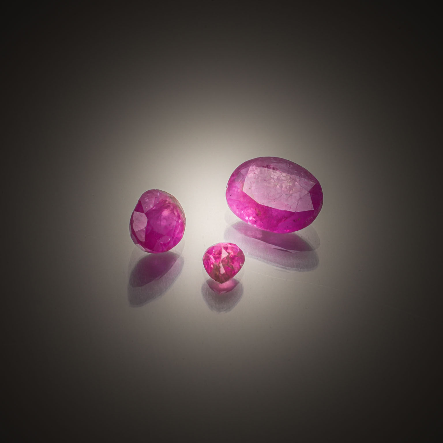 Lot de trois rubis ovales sur papier. - Lazuli