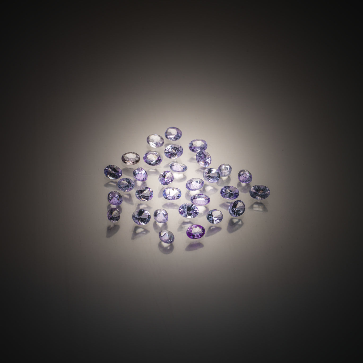 Lot de tanzanites ovales sur papier. - Lazuli