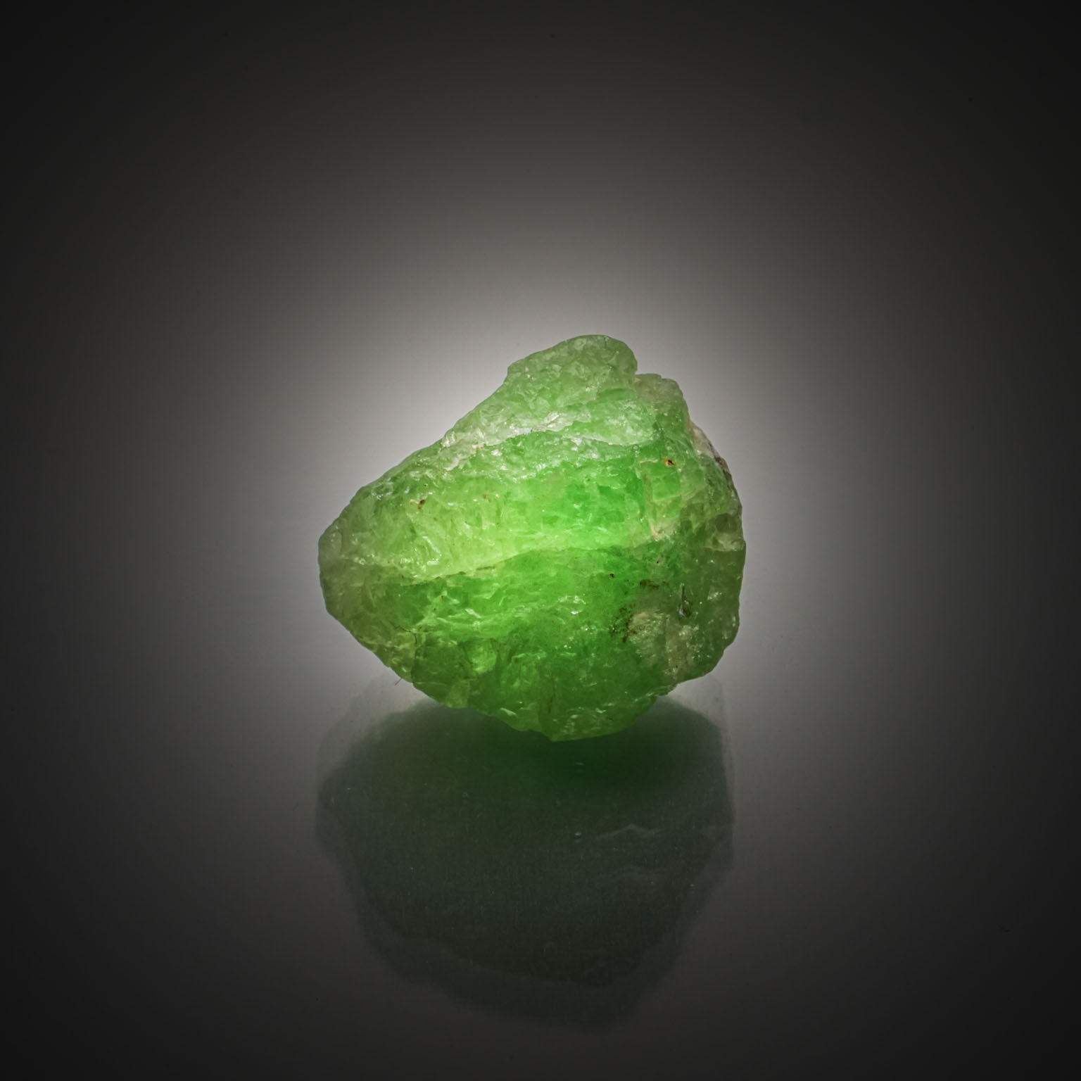 Grenat grossulaire brut sur papier. - Lazuli