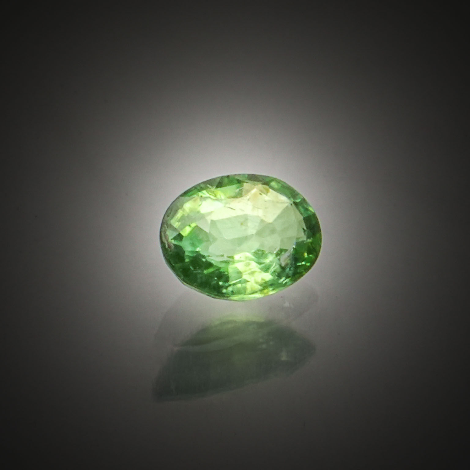 Tourmaline Paraïba ovale sur papier. - Lazuli