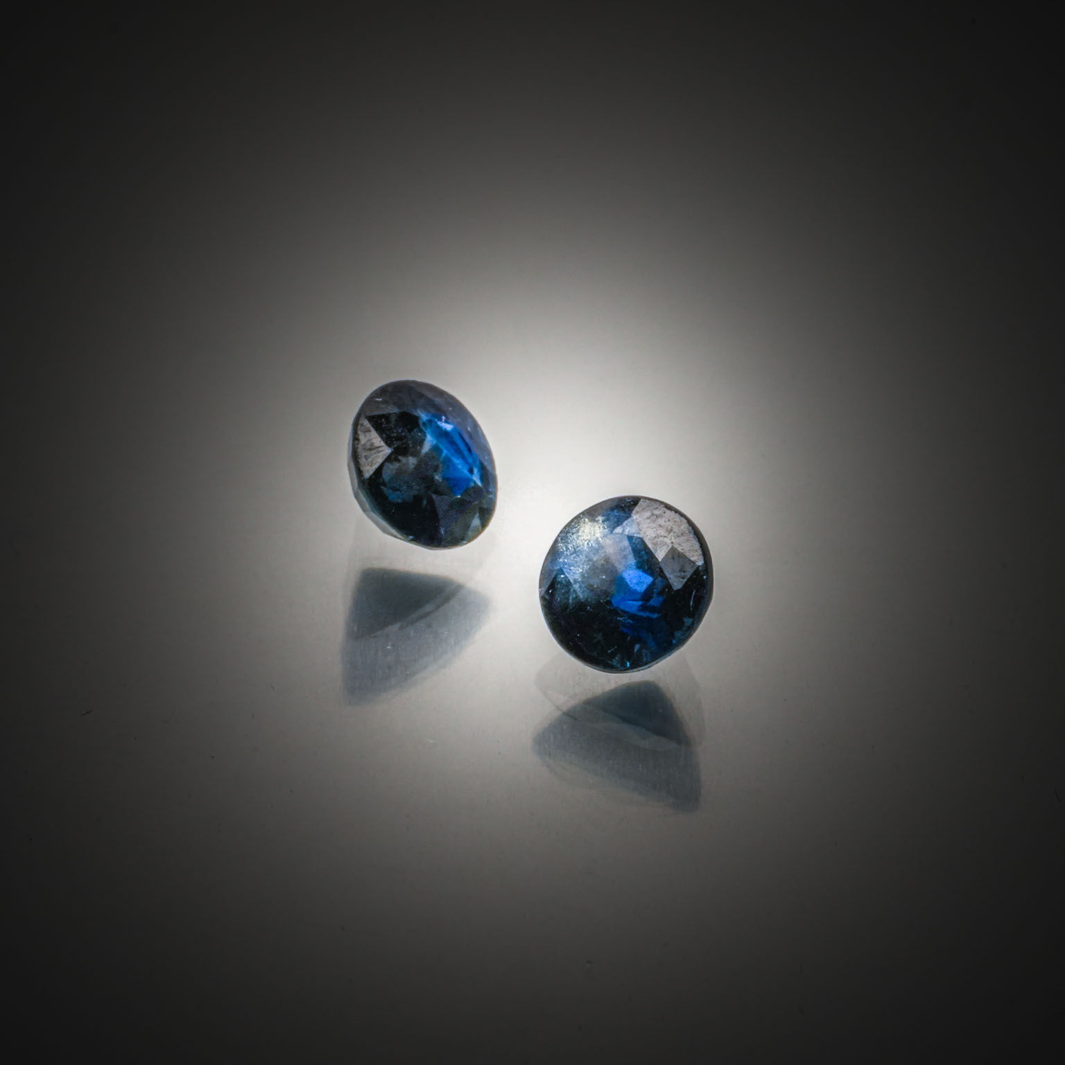 Appairage de saphirs ronds sur papier. - Lazuli