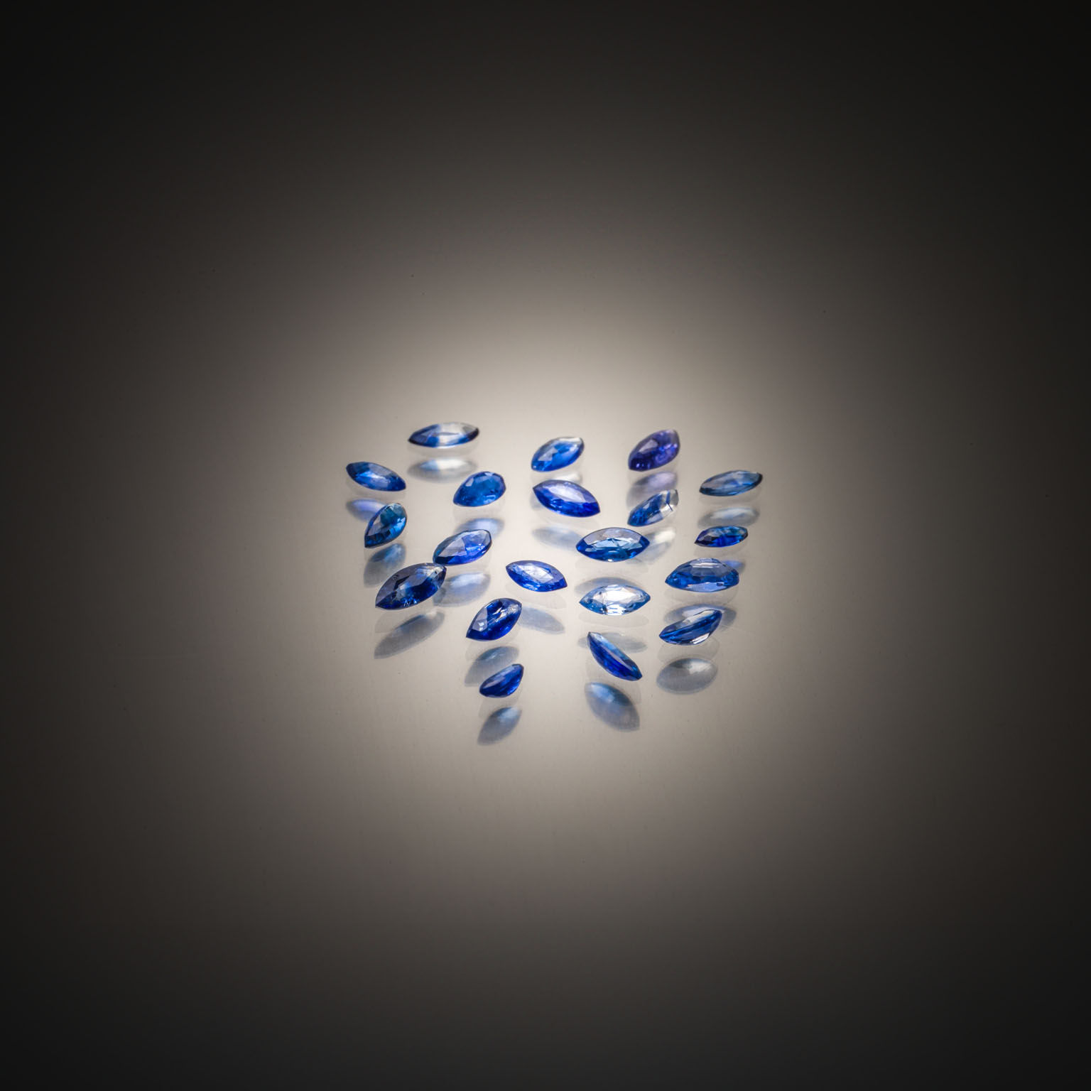 Lot de vingt saphirs marquises sur papier. - Lazuli