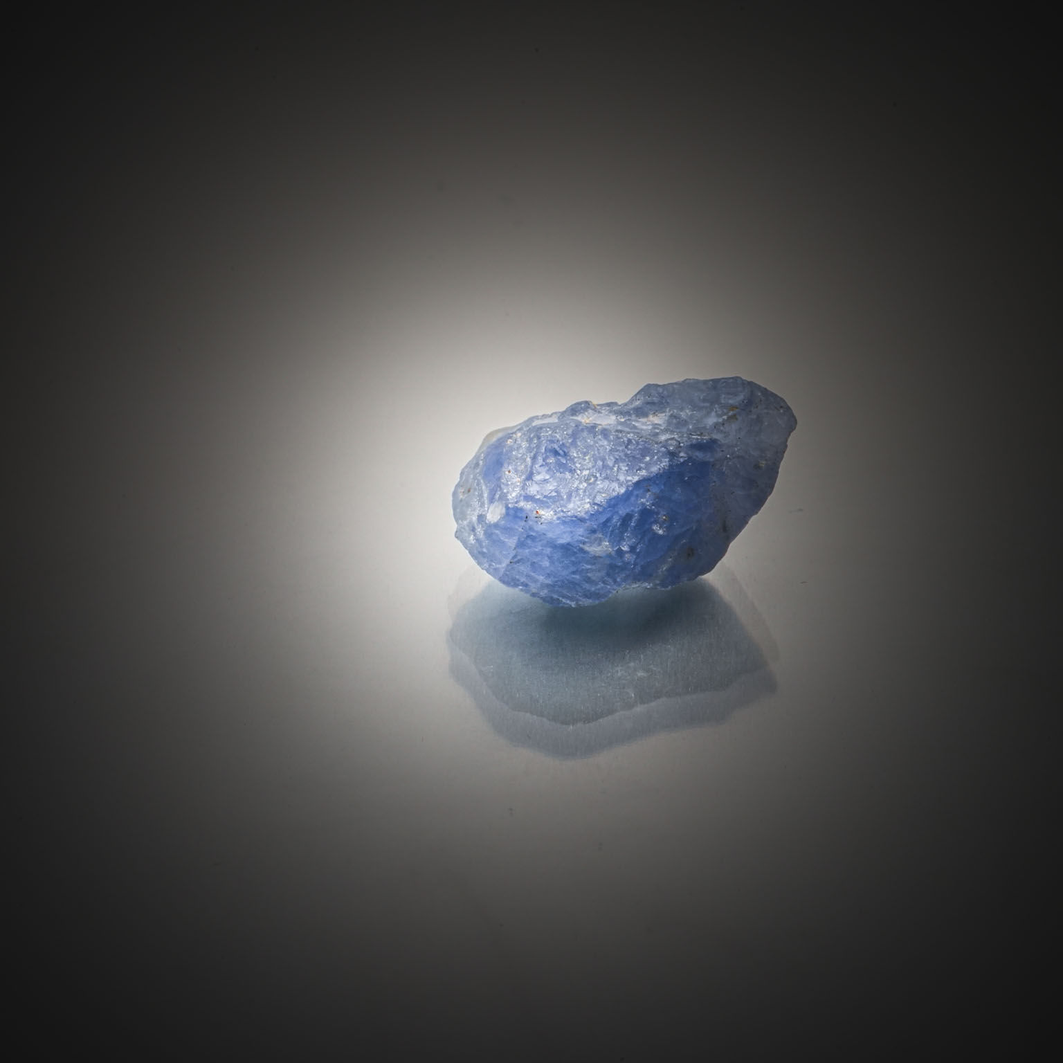 Saphir brut sur papier. - Lazuli