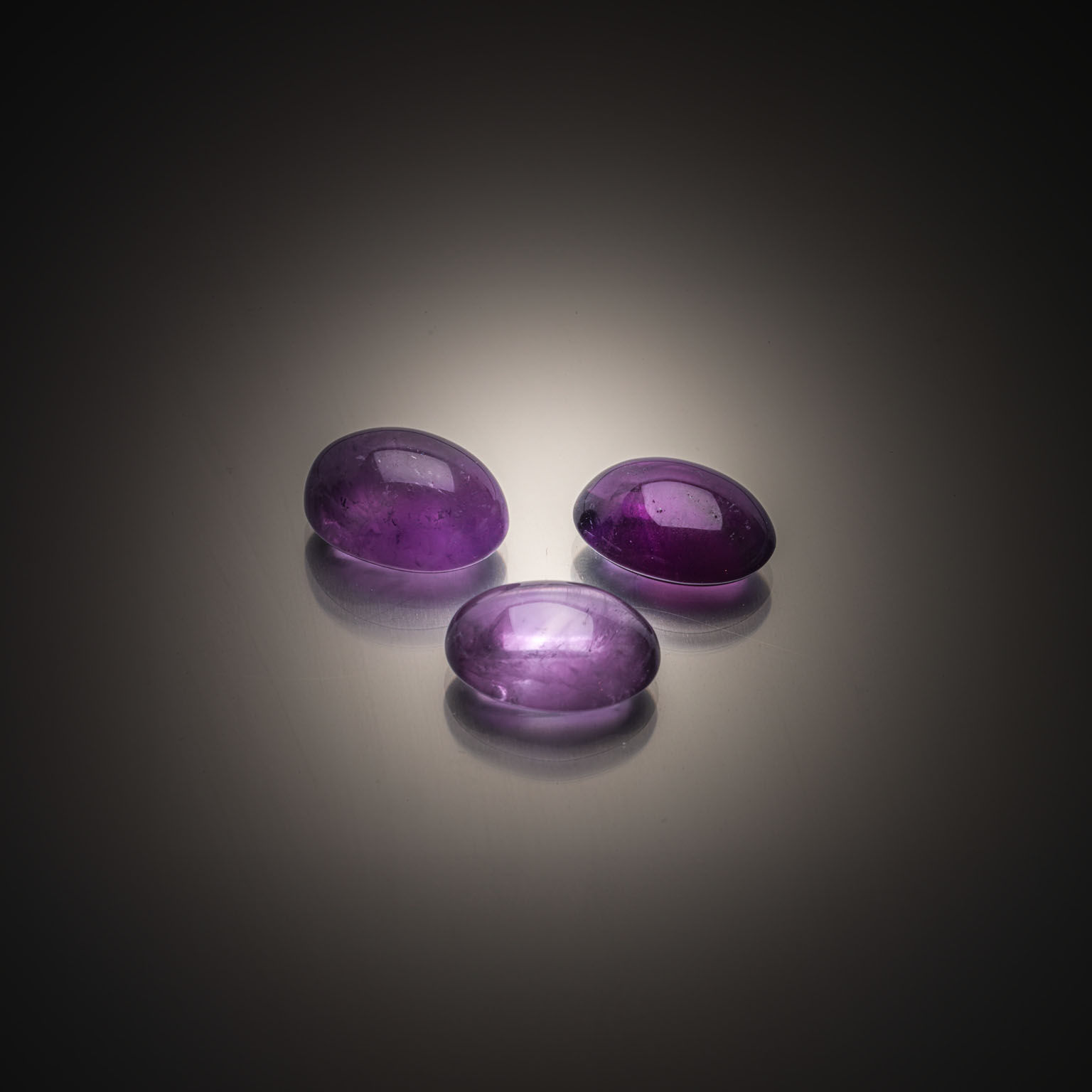 Lot de trois améthystes ovales cabochons sur papier. - Lazuli