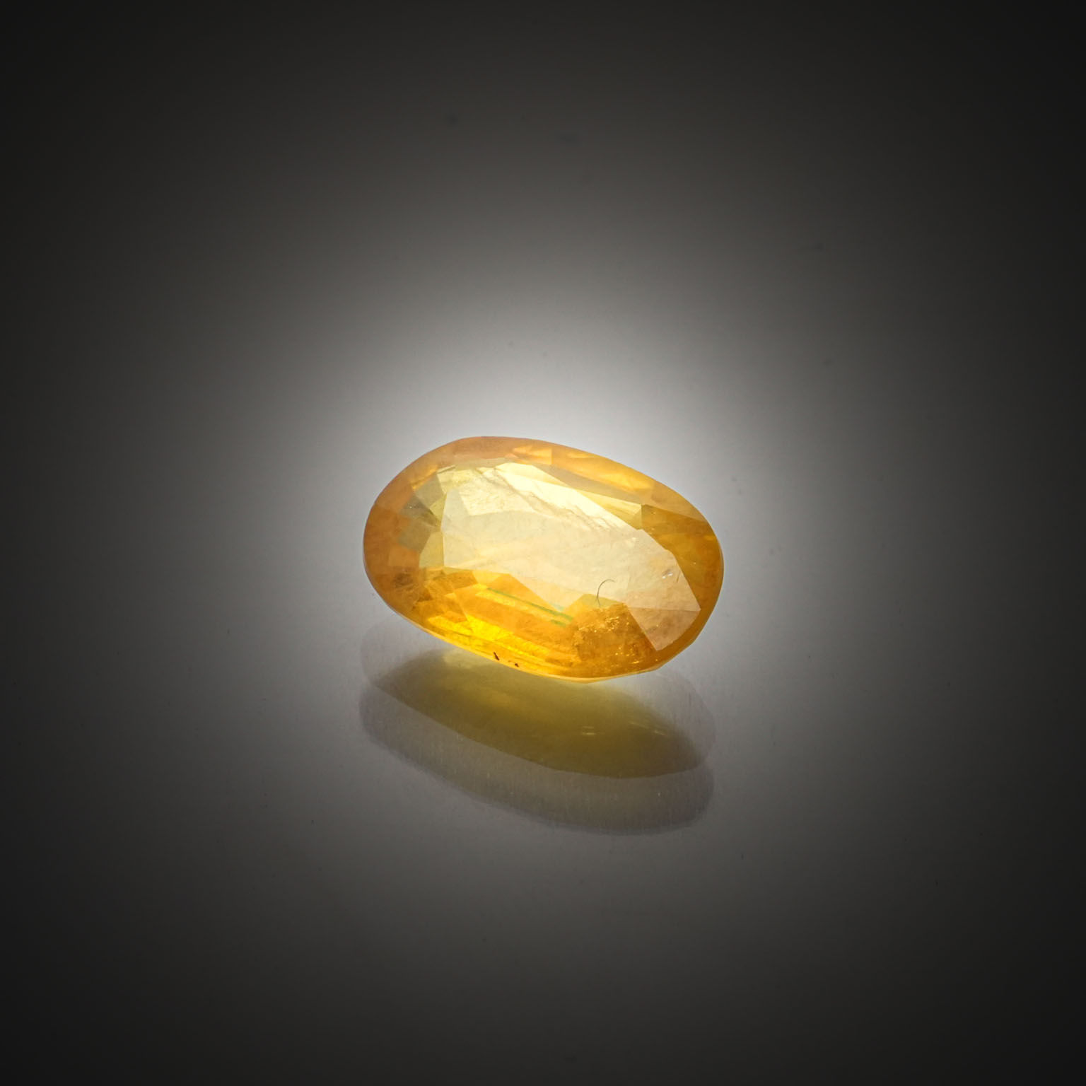 Saphir jaune ovale sur papier. - Lazuli
