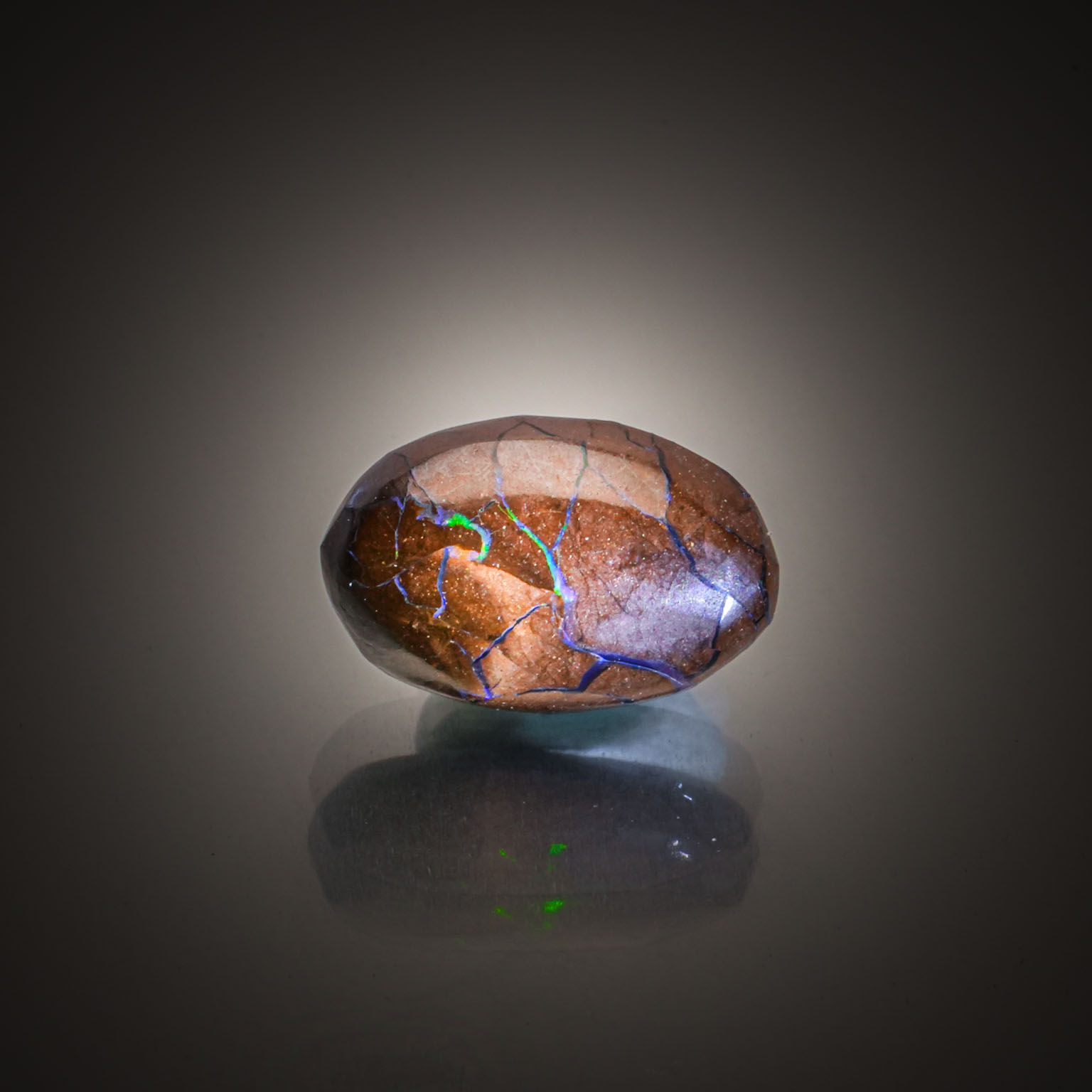 Opale Boulder ovale cabochon sur papier. - Lazuli
