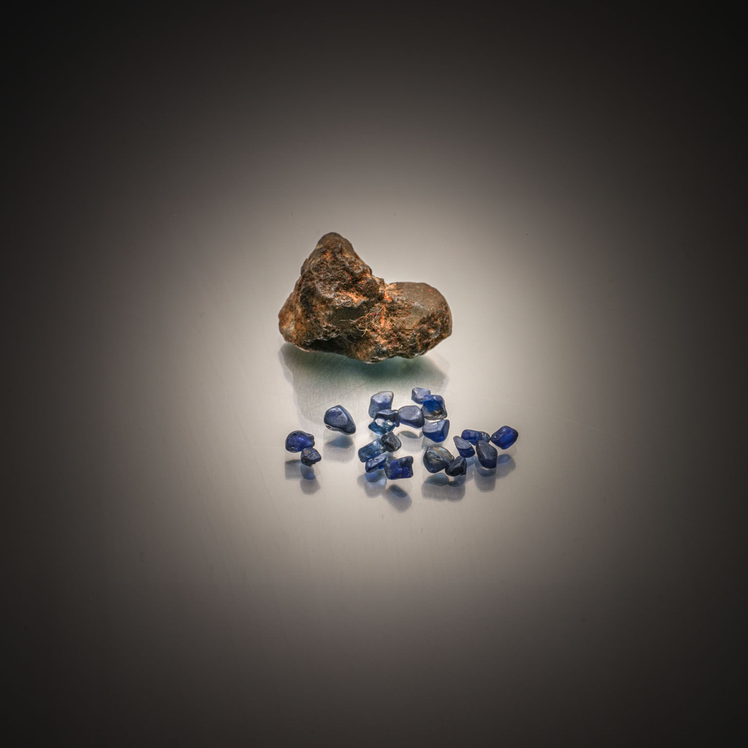Lot de saphirs bruts sur papier. - Lazuli
