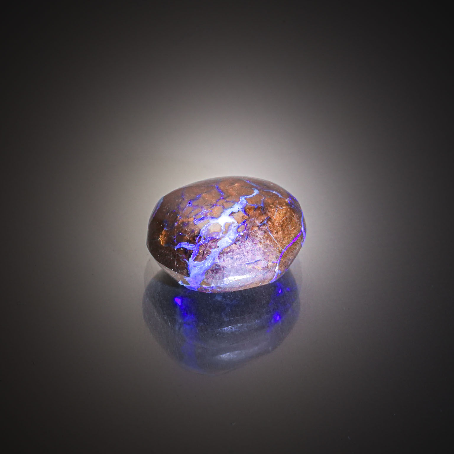 Quartz lemon ovale sur papier. - Lazuli