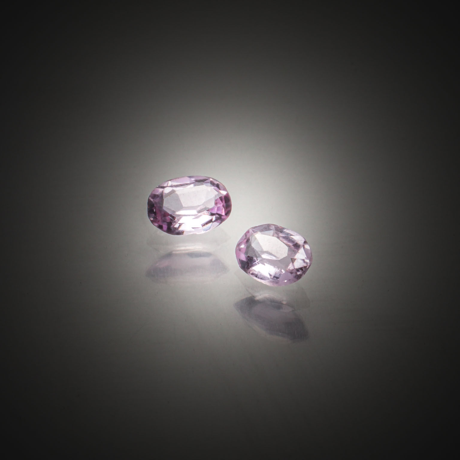 Grenat rhodolite ovale sur papier. - Lazuli