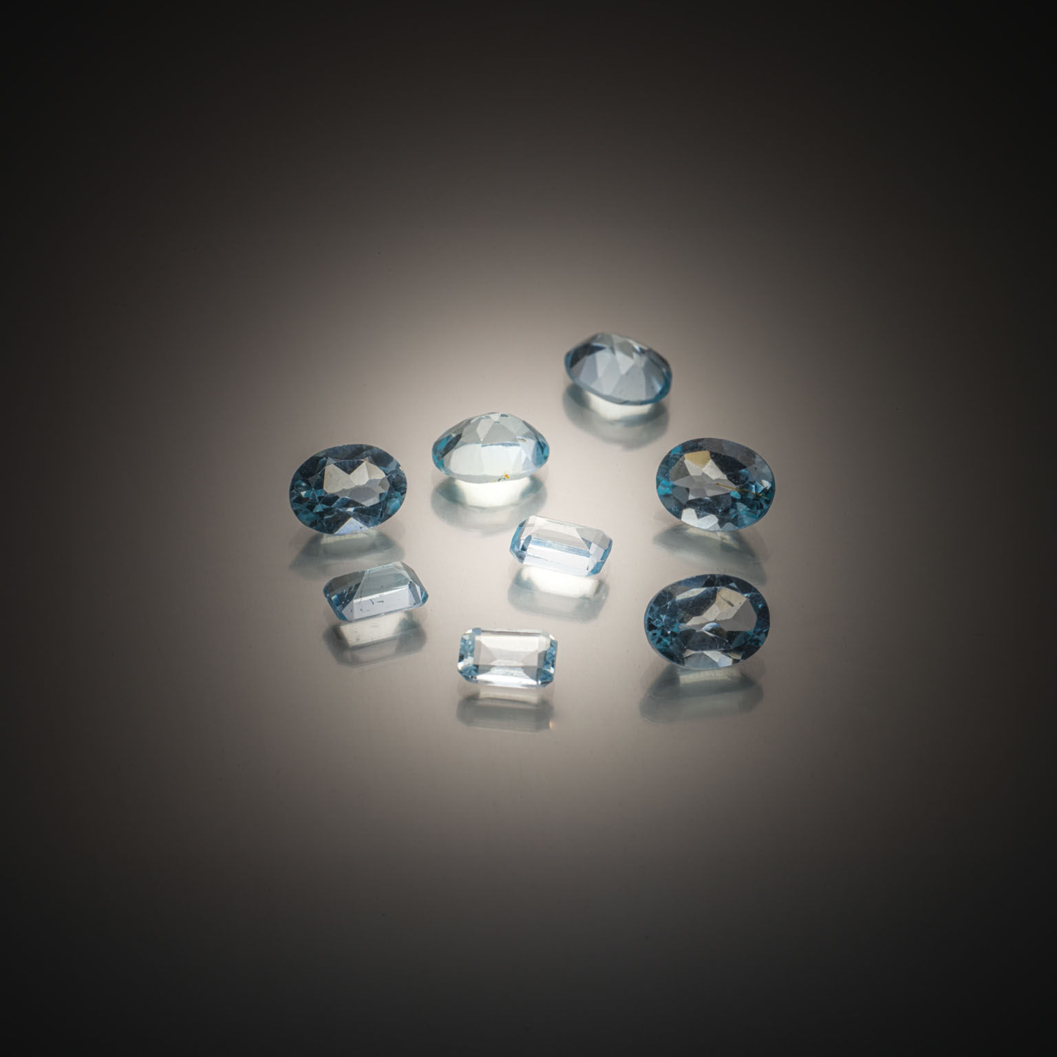 Lot de tanzanites ovales sur papier. - Lazuli
