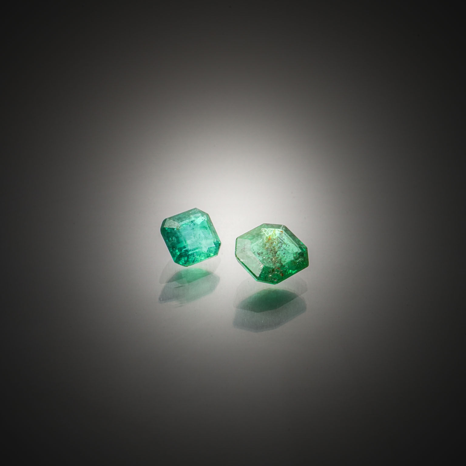 Lot de dix saphirs ronds sur papier. - Lazuli