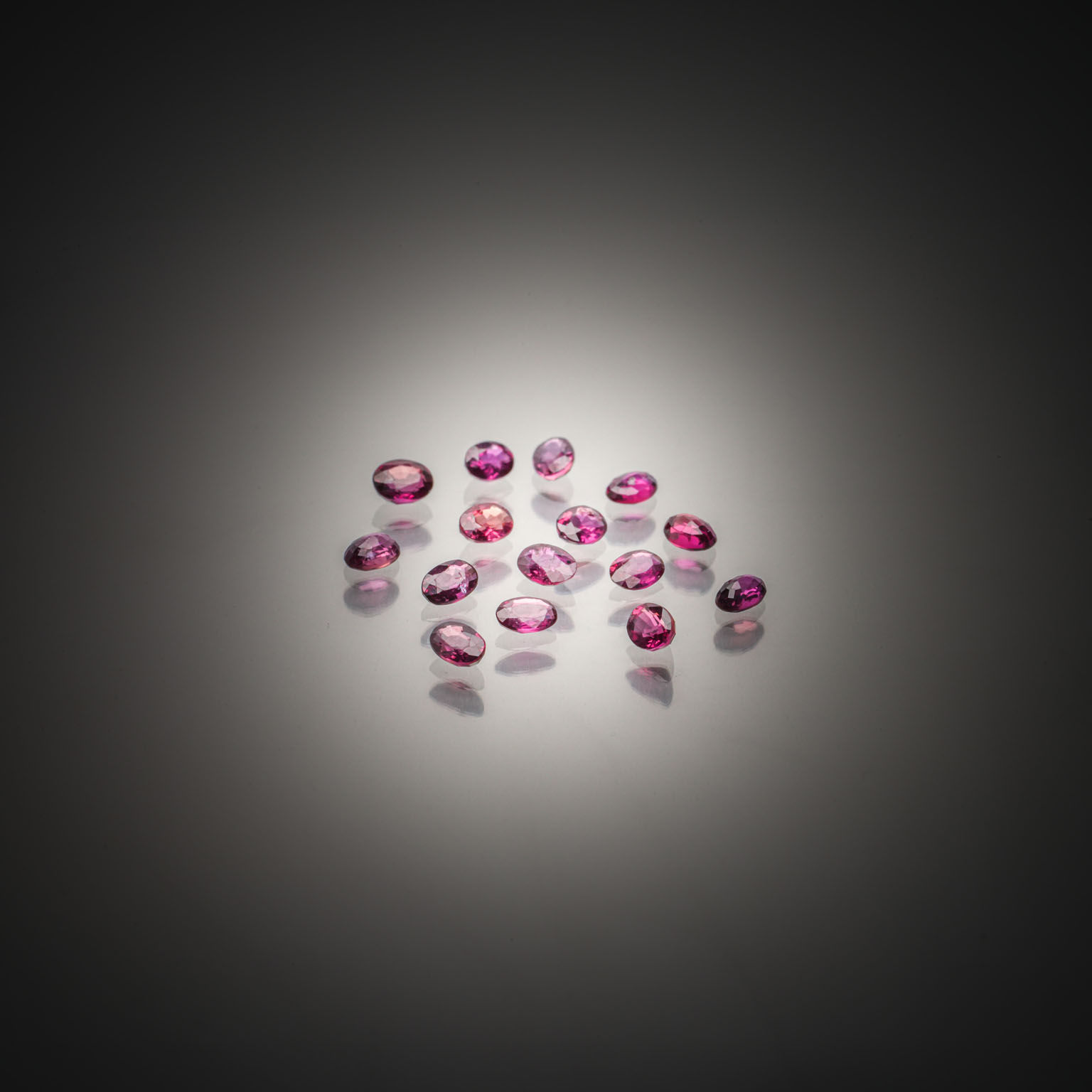 Lot de spinelles rouges bruts sur papier. - Lazuli
