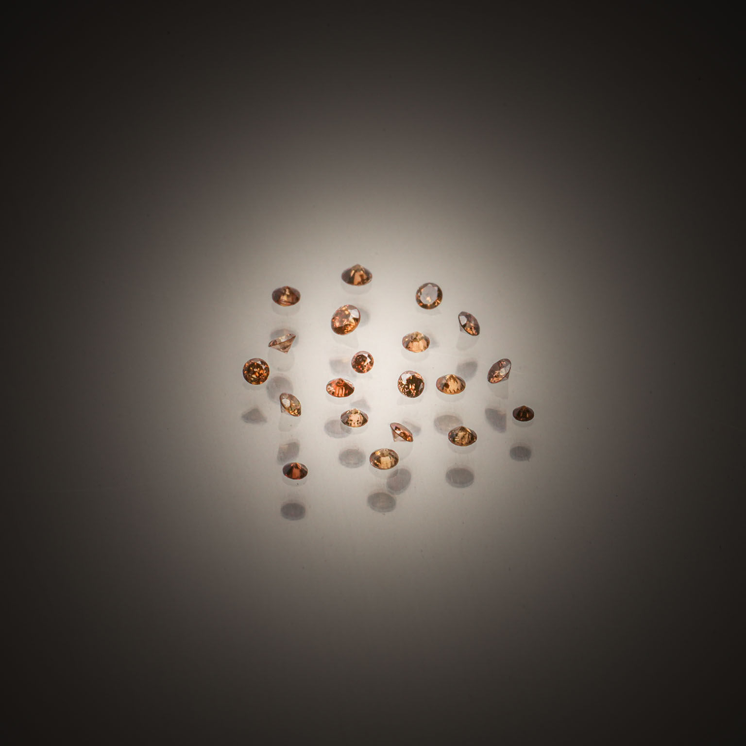Lot de saphirs blancs ronds sur papier. - Lazuli
