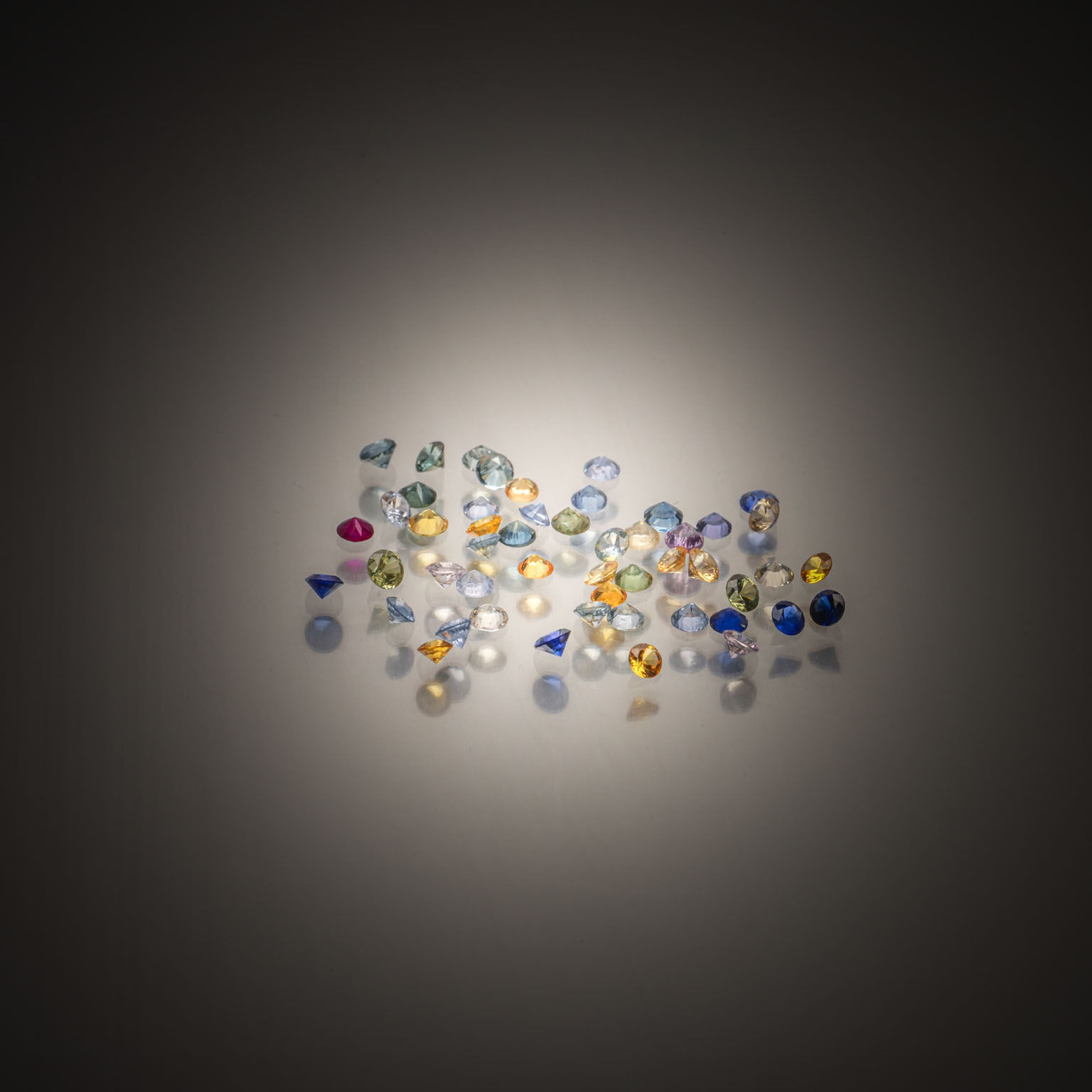Grenat spessartite ovale cabochon sur papier. - Lazuli