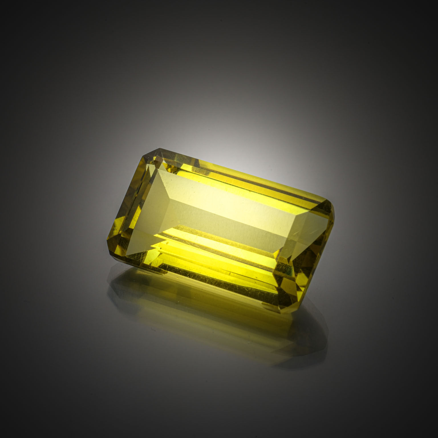 Prehnite ovale cabochon sur papier. - Lazuli